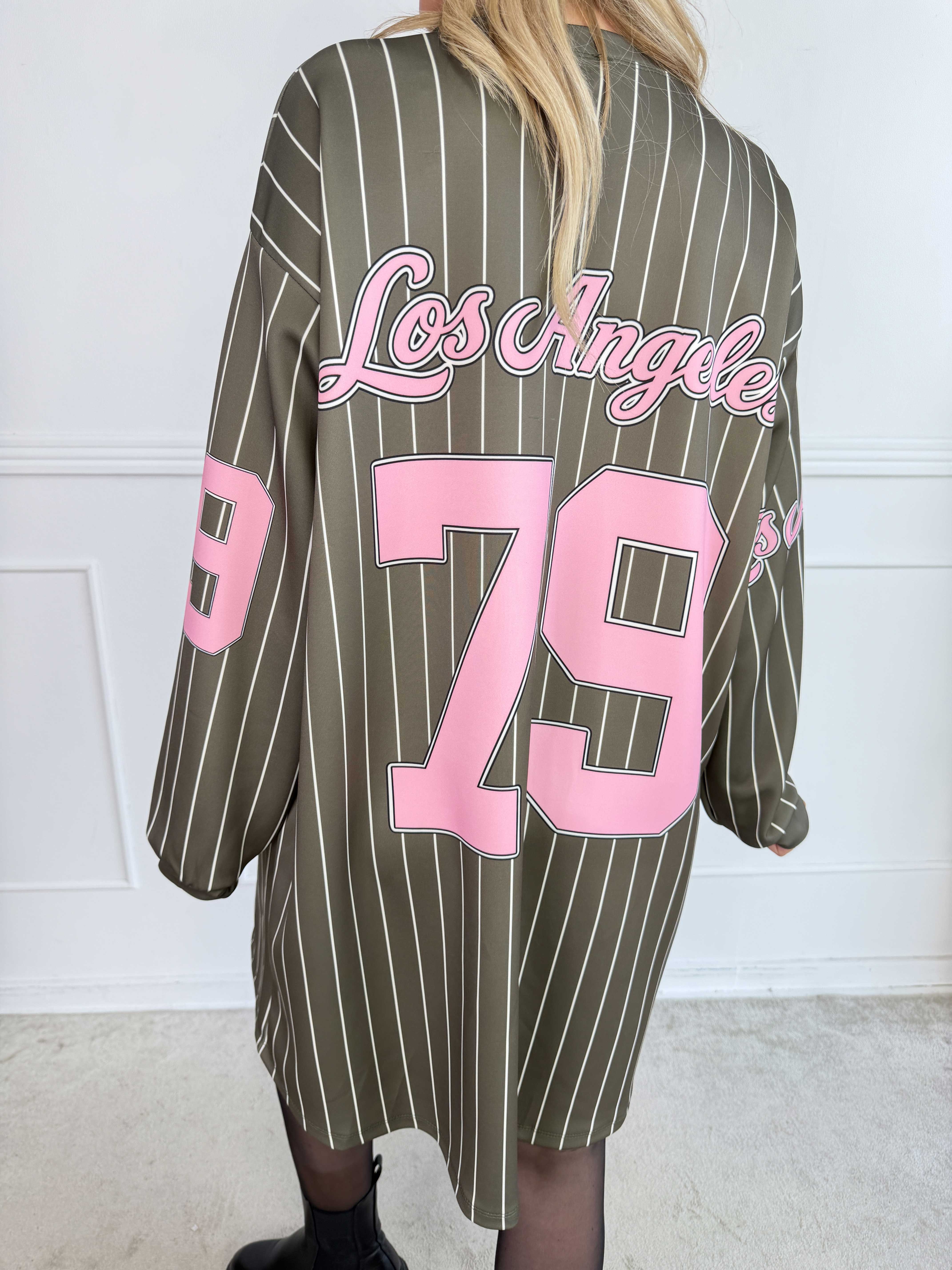 Andrea Long Sleeve - Joggingkjole i viskoseblanding med sporty baseball-inspireret design
