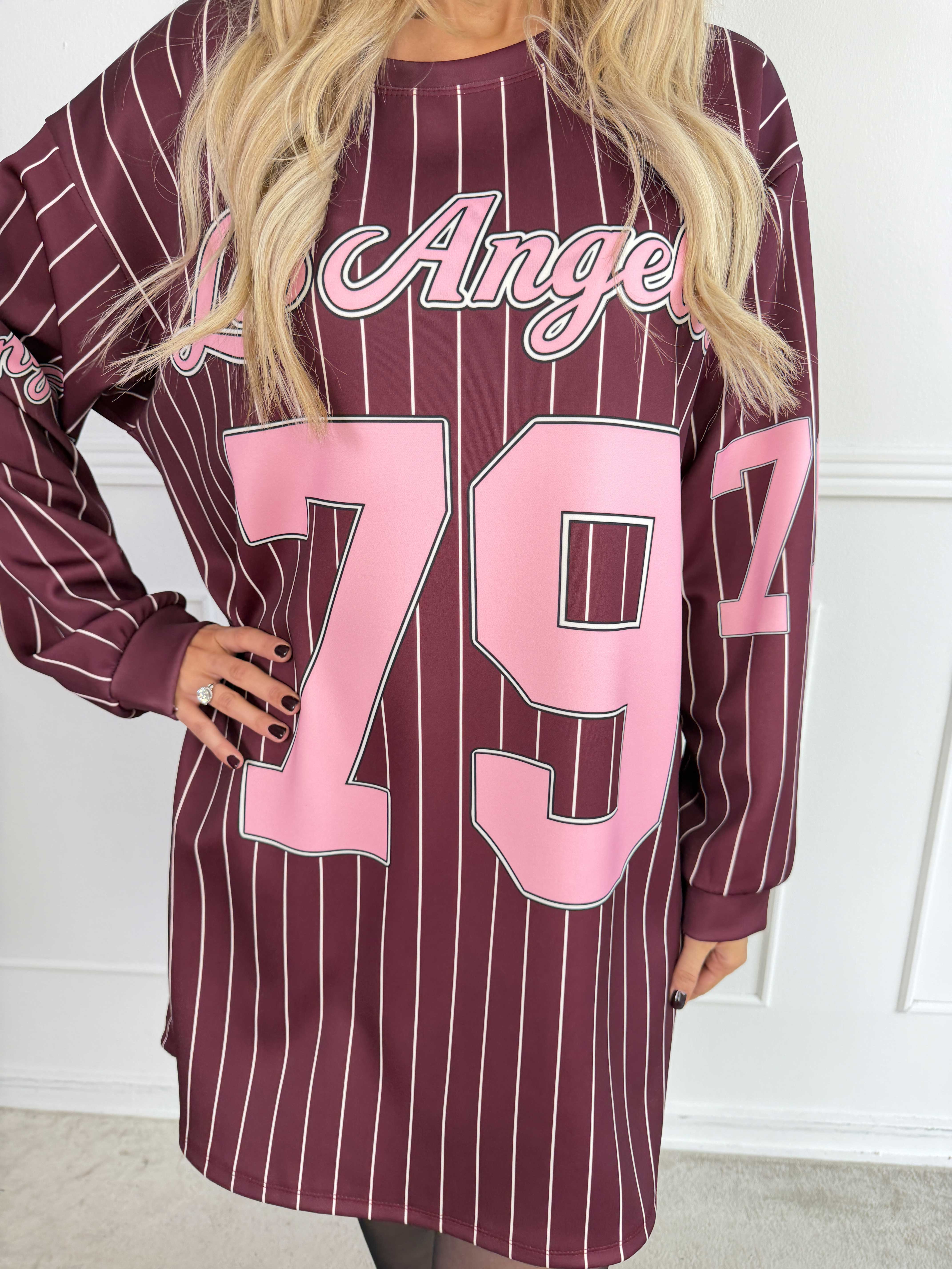 Andrea Long Sleeve - Plus size kjole i viskoseblanding med sporty baseball-inspireret design