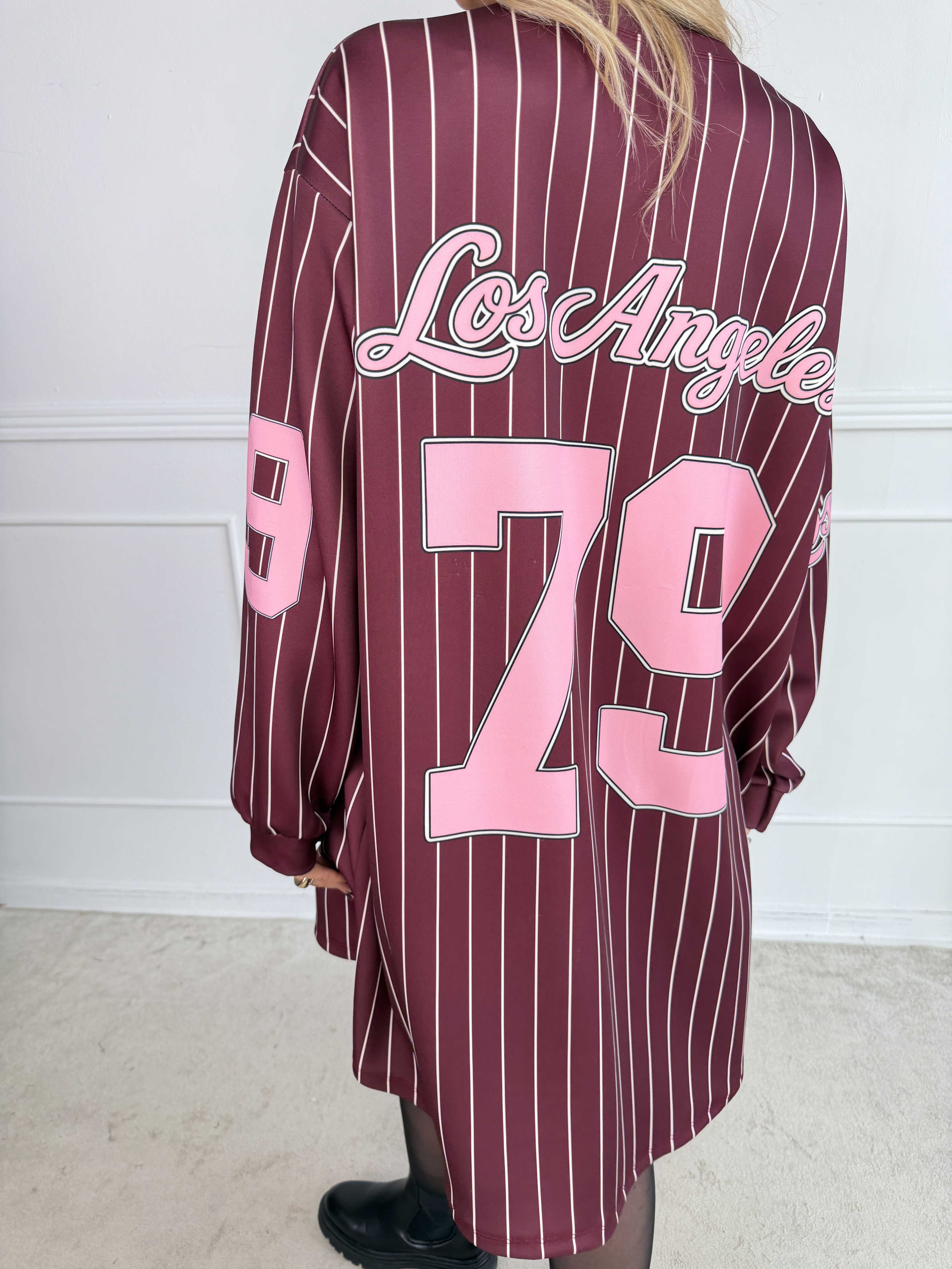 Andrea Long Sleeve - Joggingkjole i viskoseblanding med sporty baseball-inspireret design