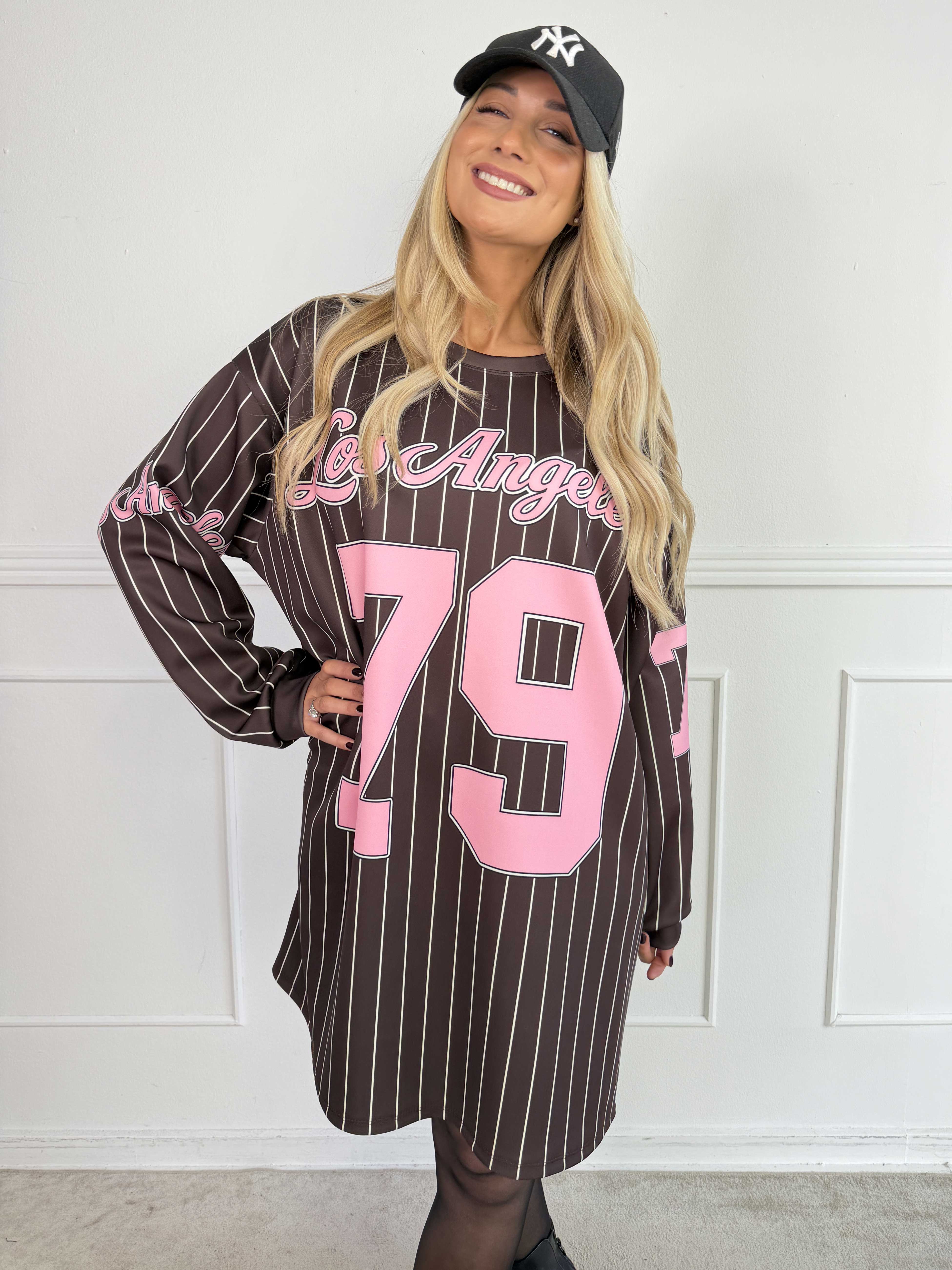 Andrea Long Sleeve - Plus size kjole i viskoseblanding med sporty baseball-inspireret design