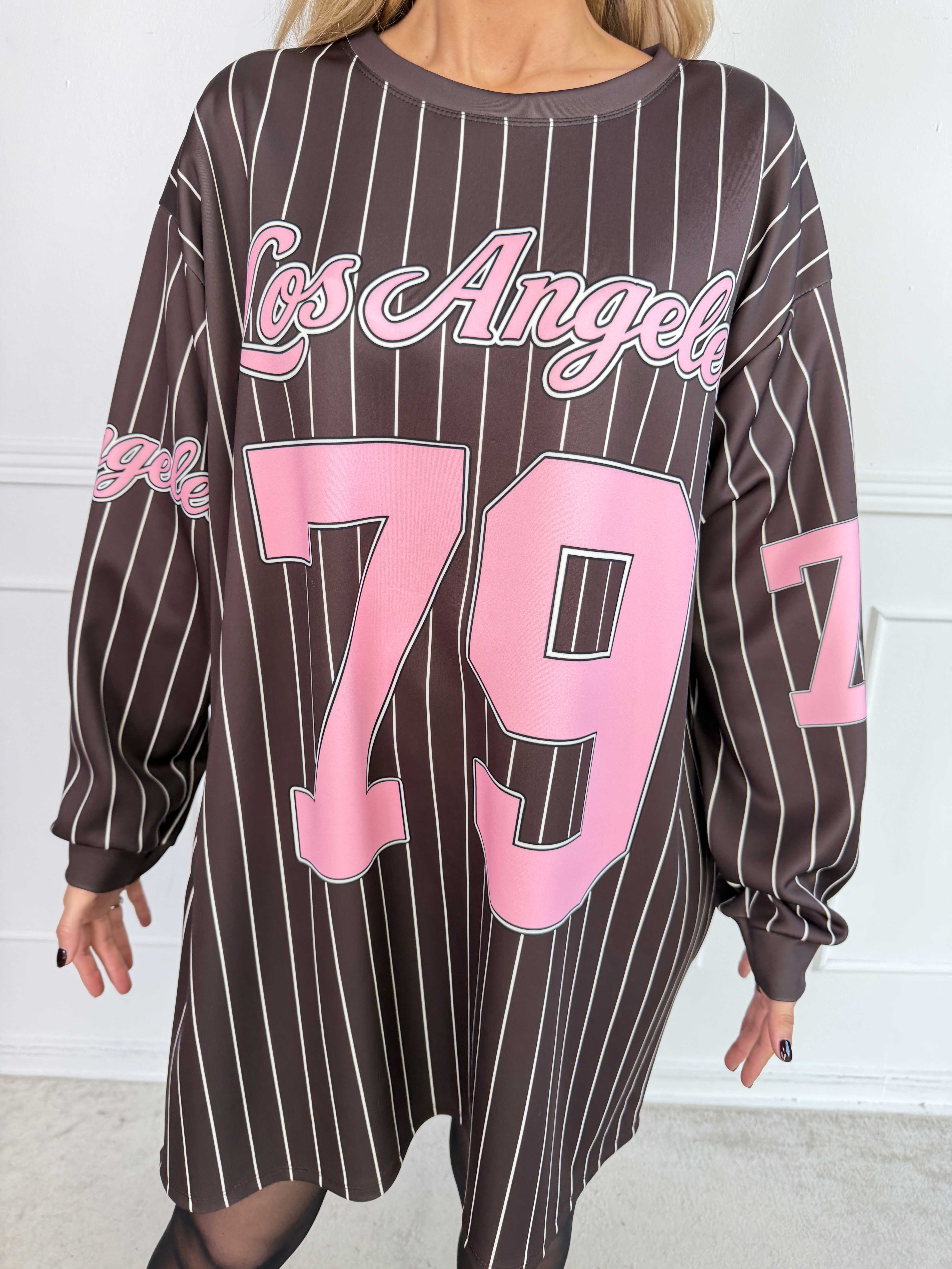 Andrea Long Sleeve - Joggingkjole i viskoseblanding med sporty baseball-inspireret design