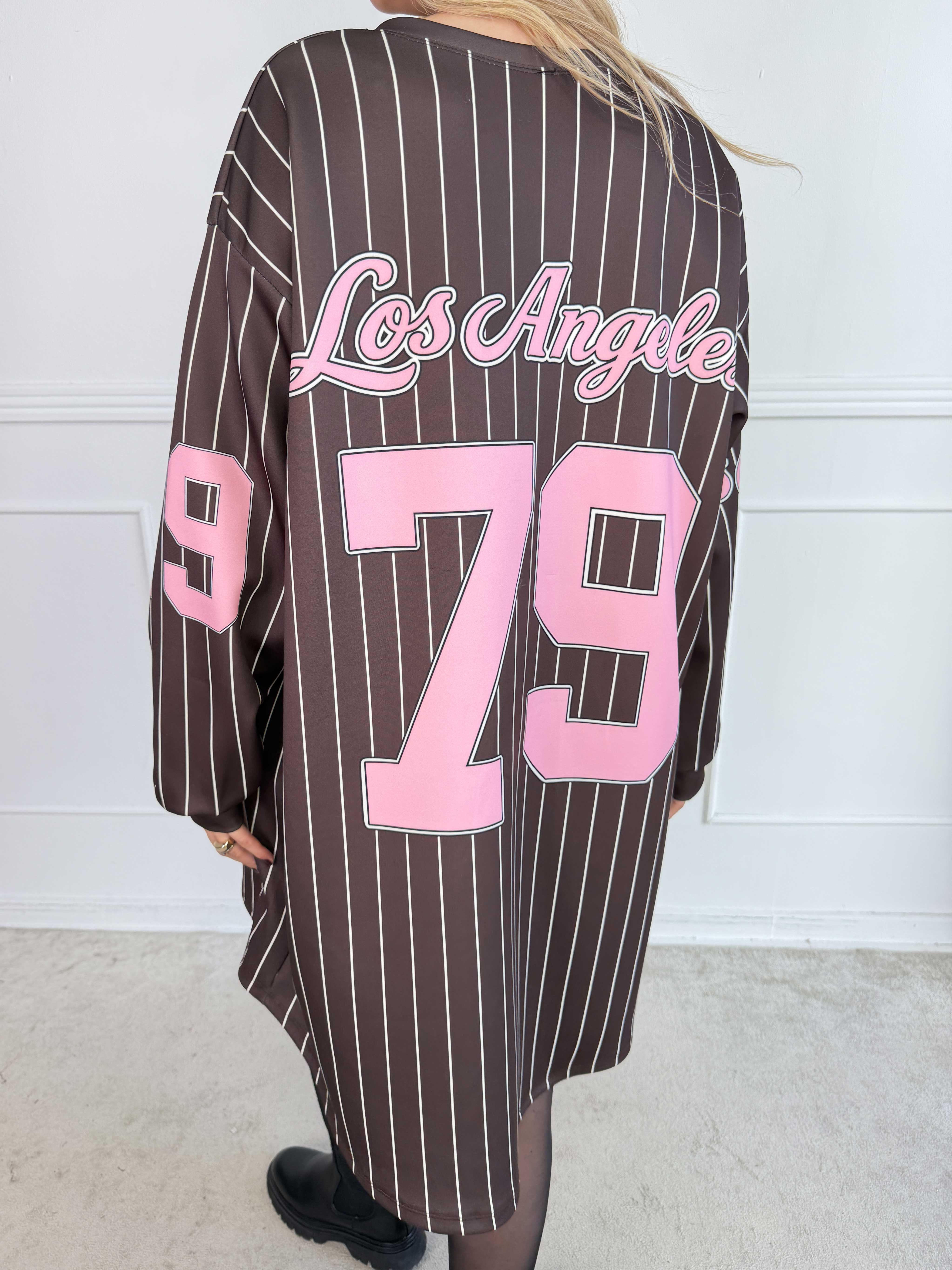Andrea Long Sleeve - Plus size kjole i viskoseblanding med sporty baseball-inspireret design