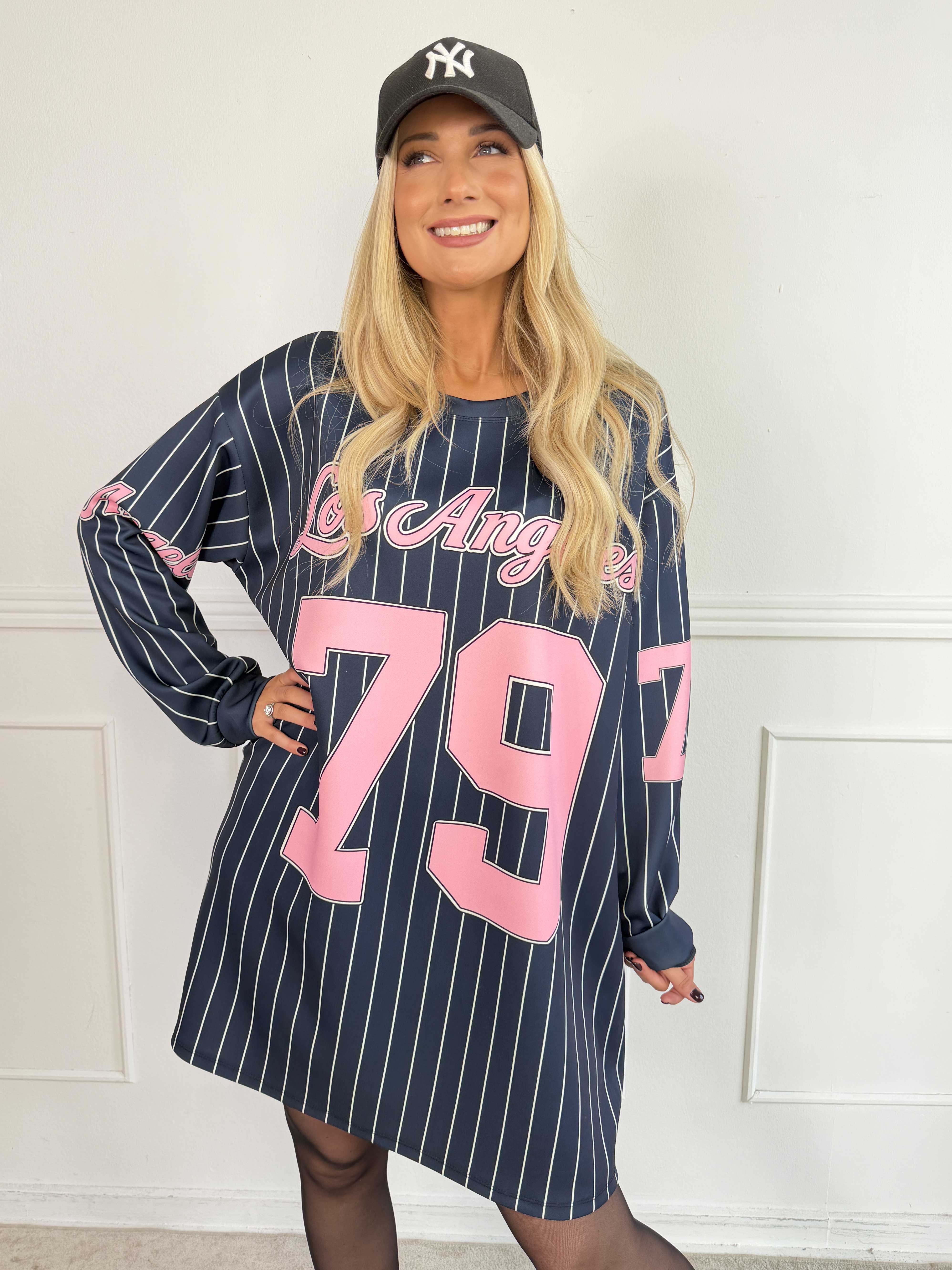 Andrea Long Sleeve - Plus size kjole i viskoseblanding med sporty baseball-inspireret design