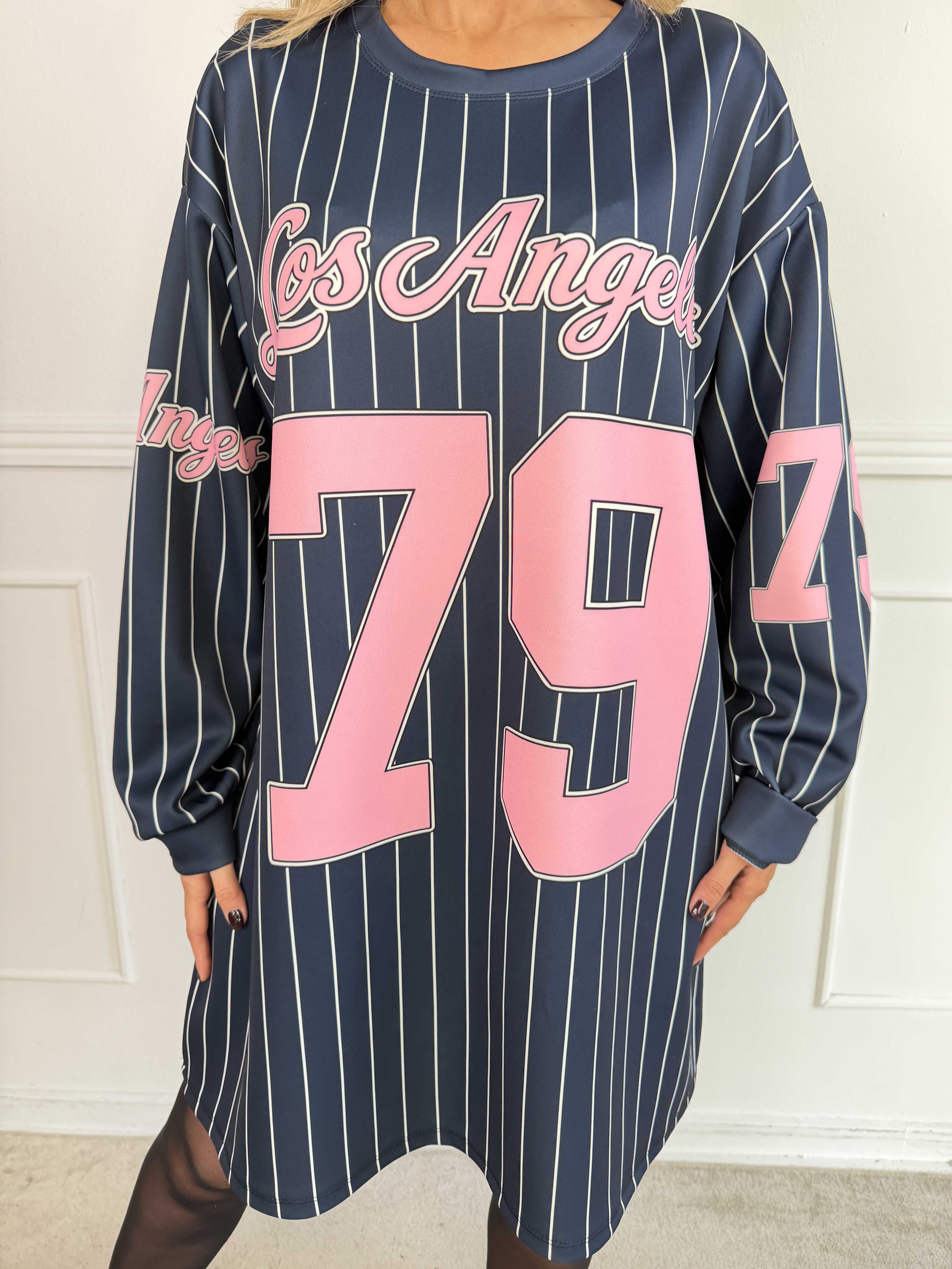 Andrea Long Sleeve - Joggingkjole i viskoseblanding med sporty baseball-inspireret design
