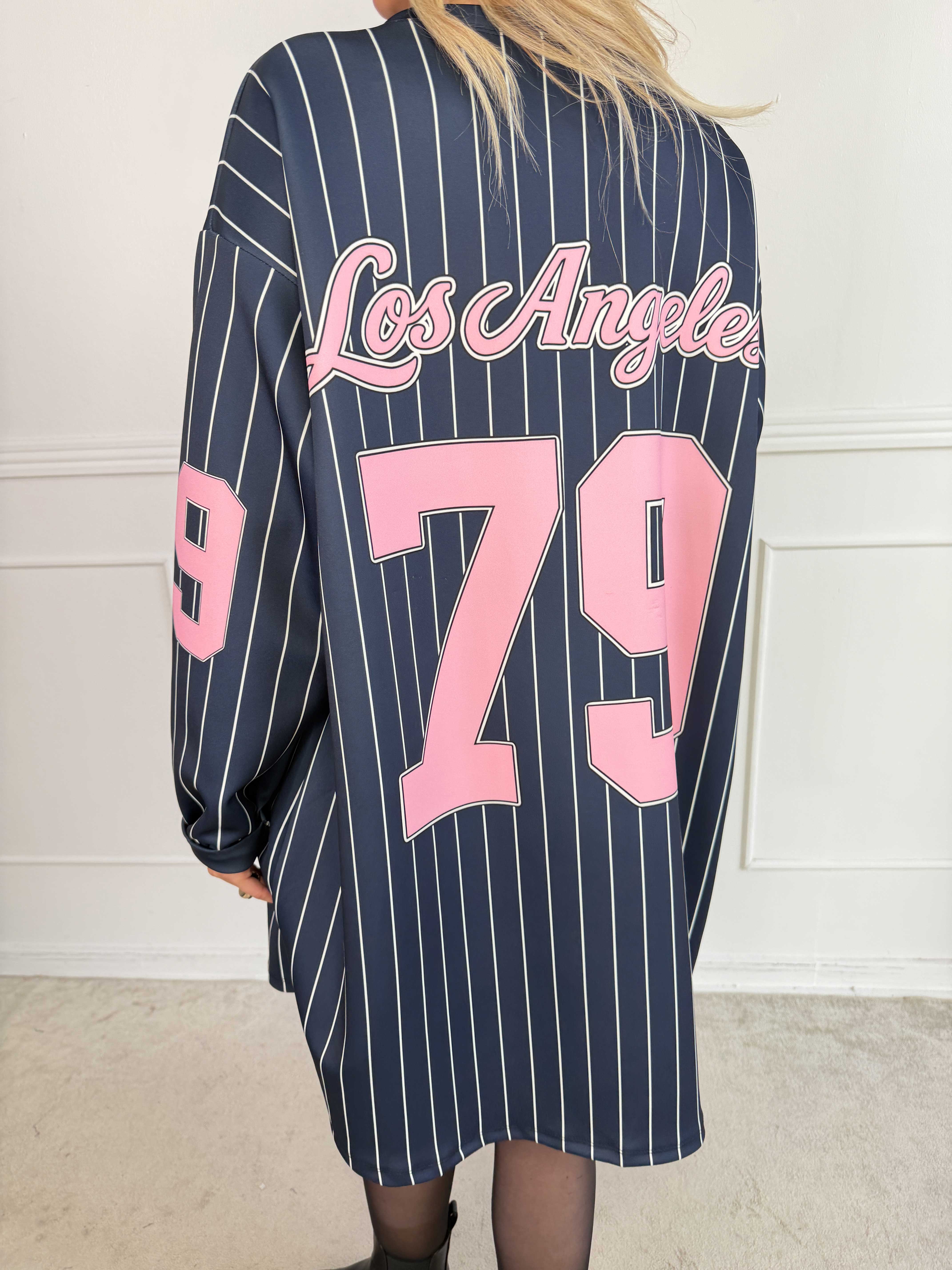 Andrea Long Sleeve - Plus size kjole i viskoseblanding med sporty baseball-inspireret design