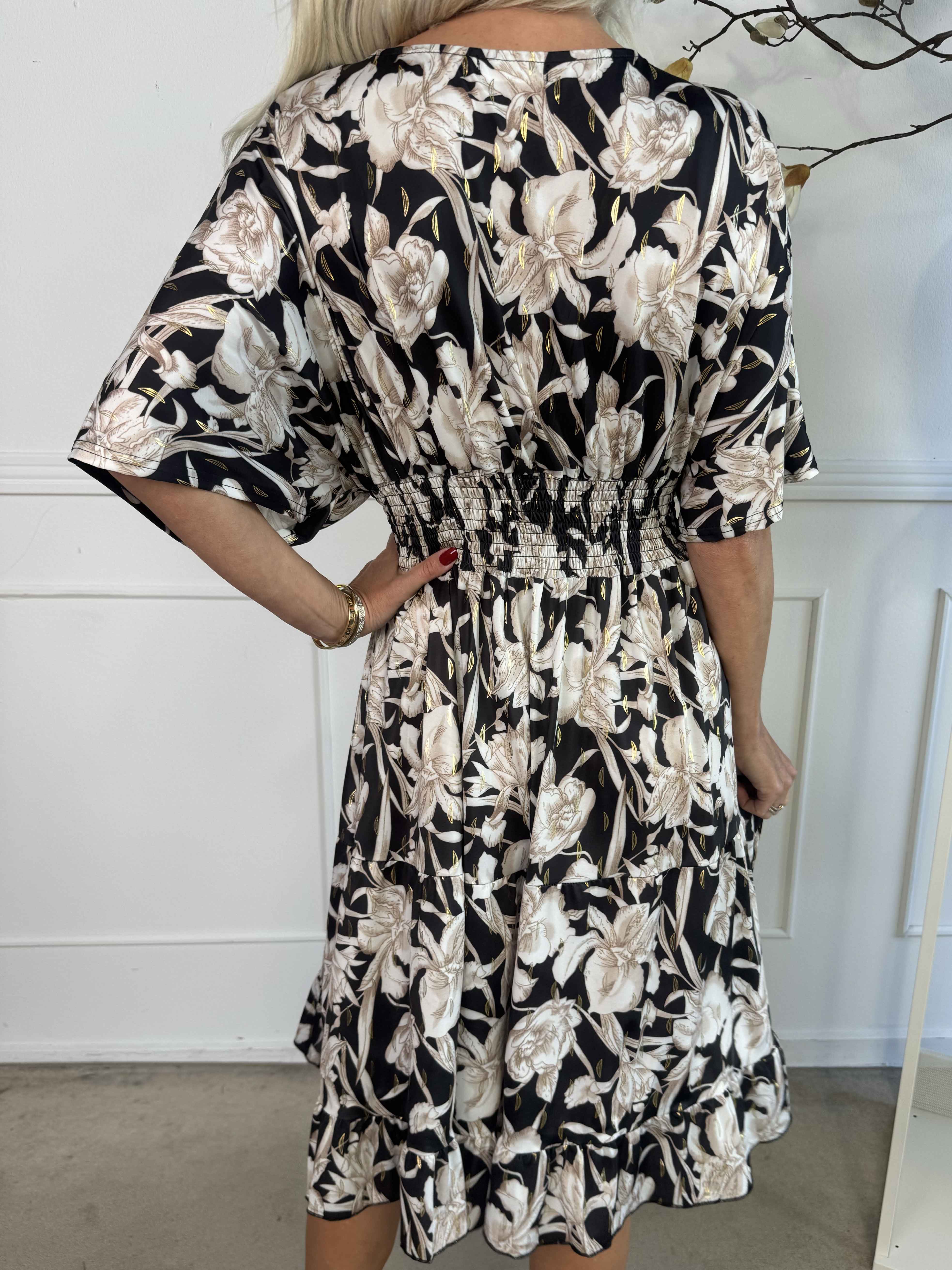 Angela - Elastisk kjole med elegante flæselag i skørtet