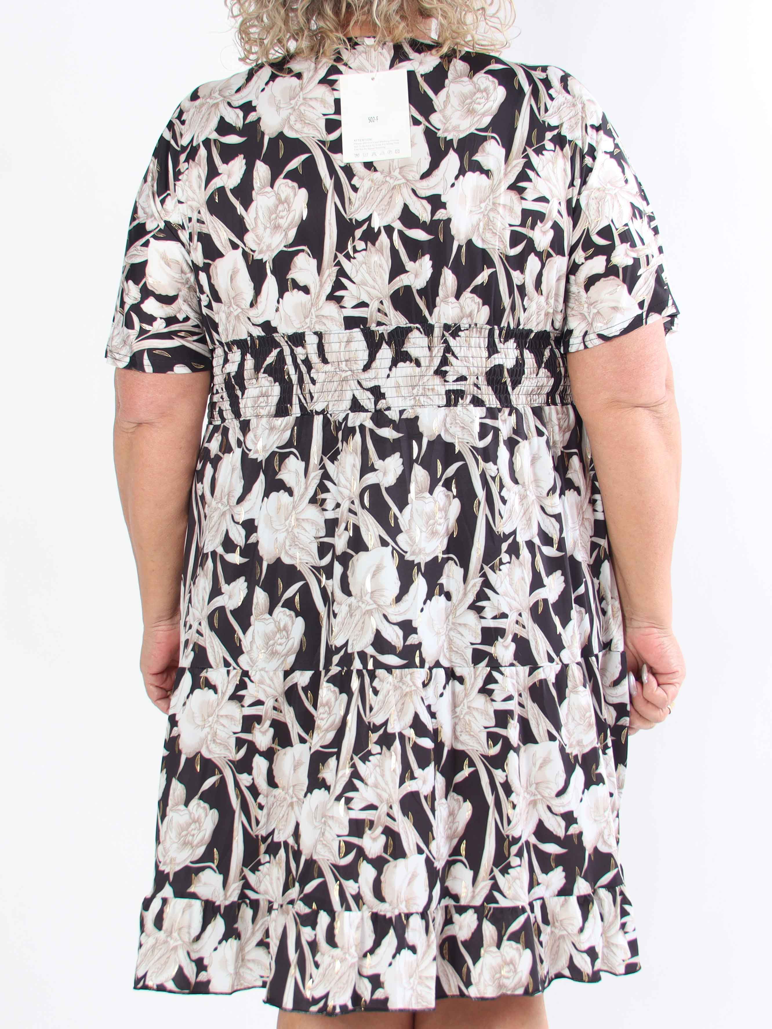 Angela - Plus size kjole med elegante flæselag i skørtet