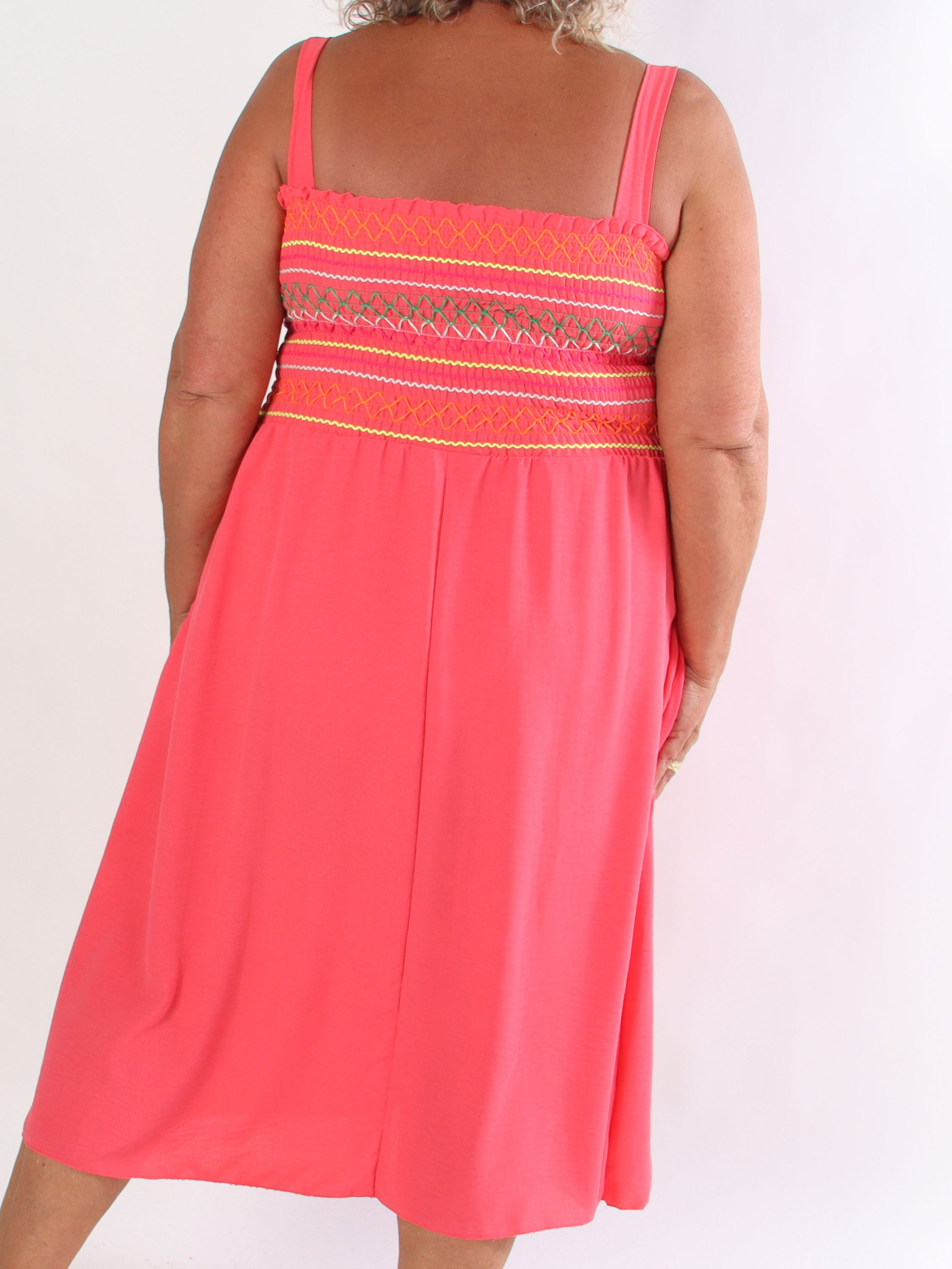 Aniel - Plus size sommerkjole i viskose med smock over brystet pyntet med farvede tråde