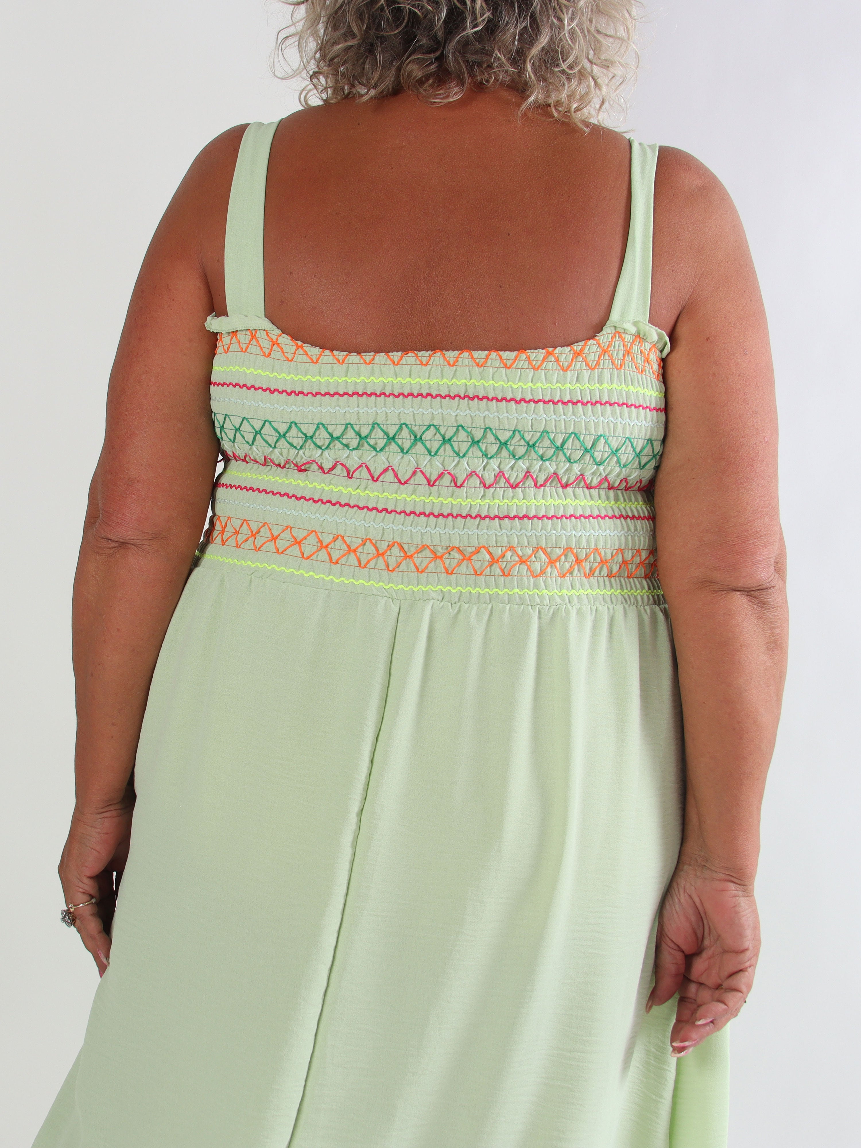 Aniel - Plus size sommerkjole i viskose med smock over brystet pyntet med farvede tråde
