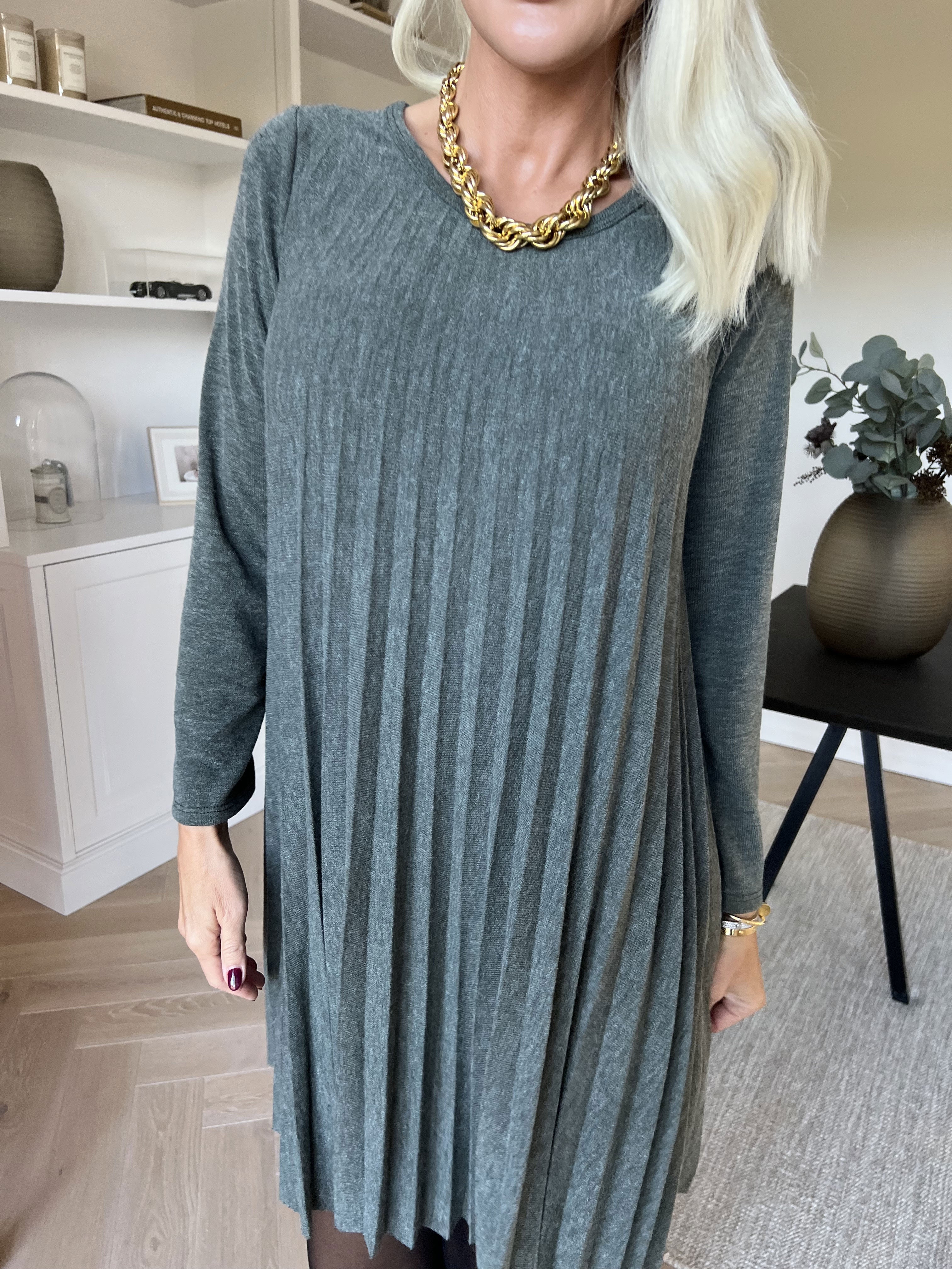 Anita - Blød plisseret kjole i viskose og uld