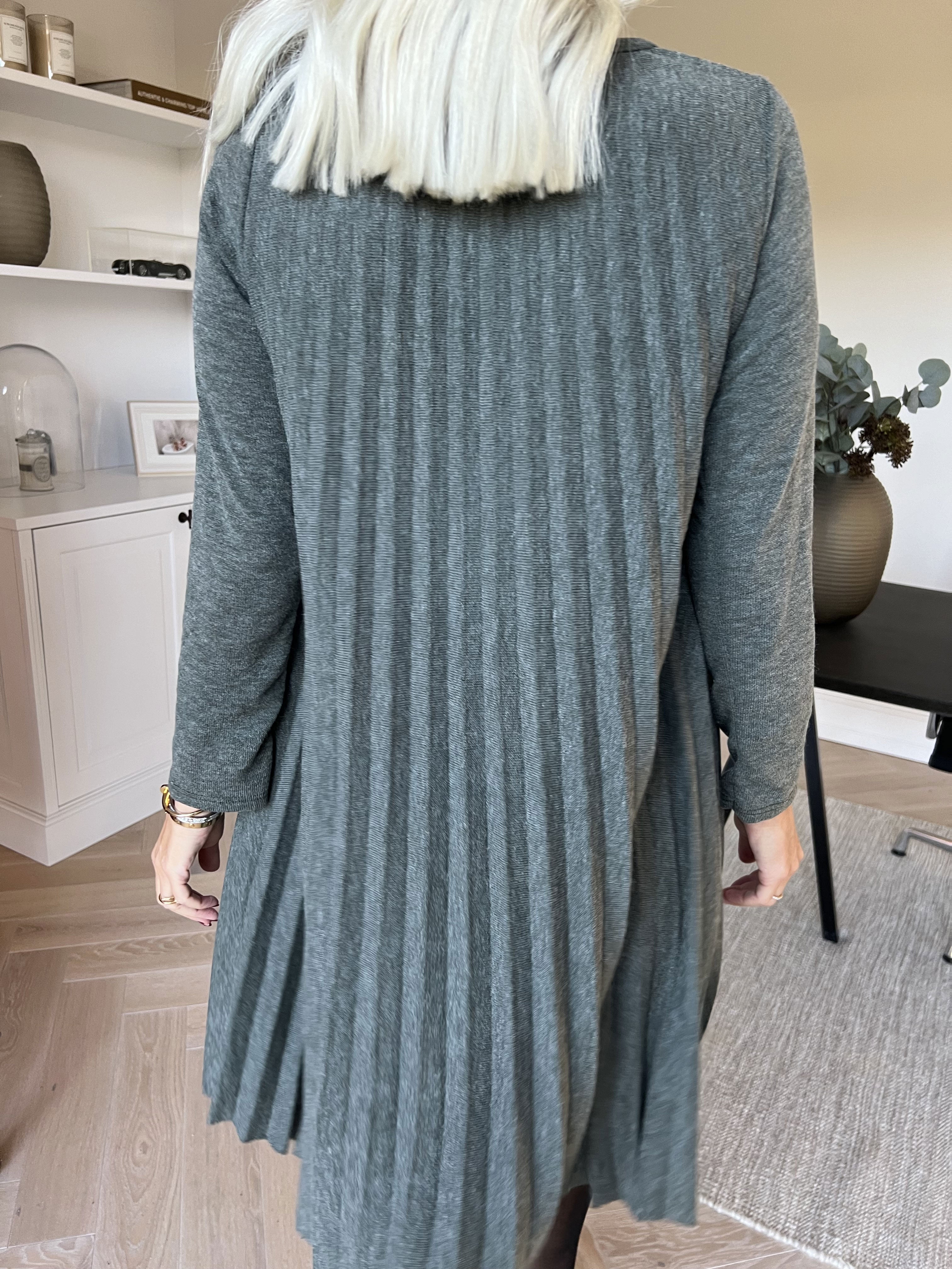 Anita - Blød plisseret kjole i viskose og uld