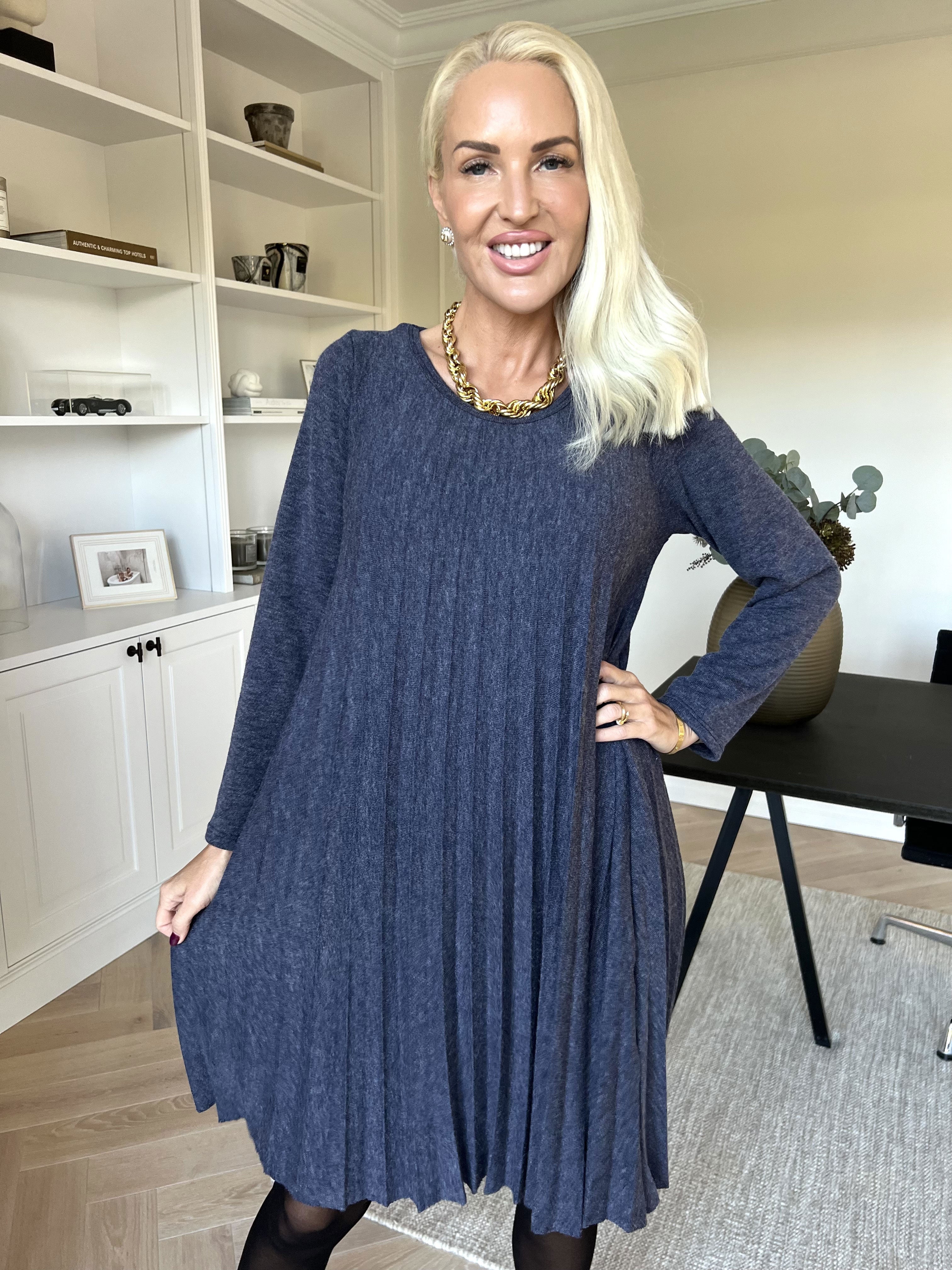 Anita - Blød plisseret kjole i viskose og uld