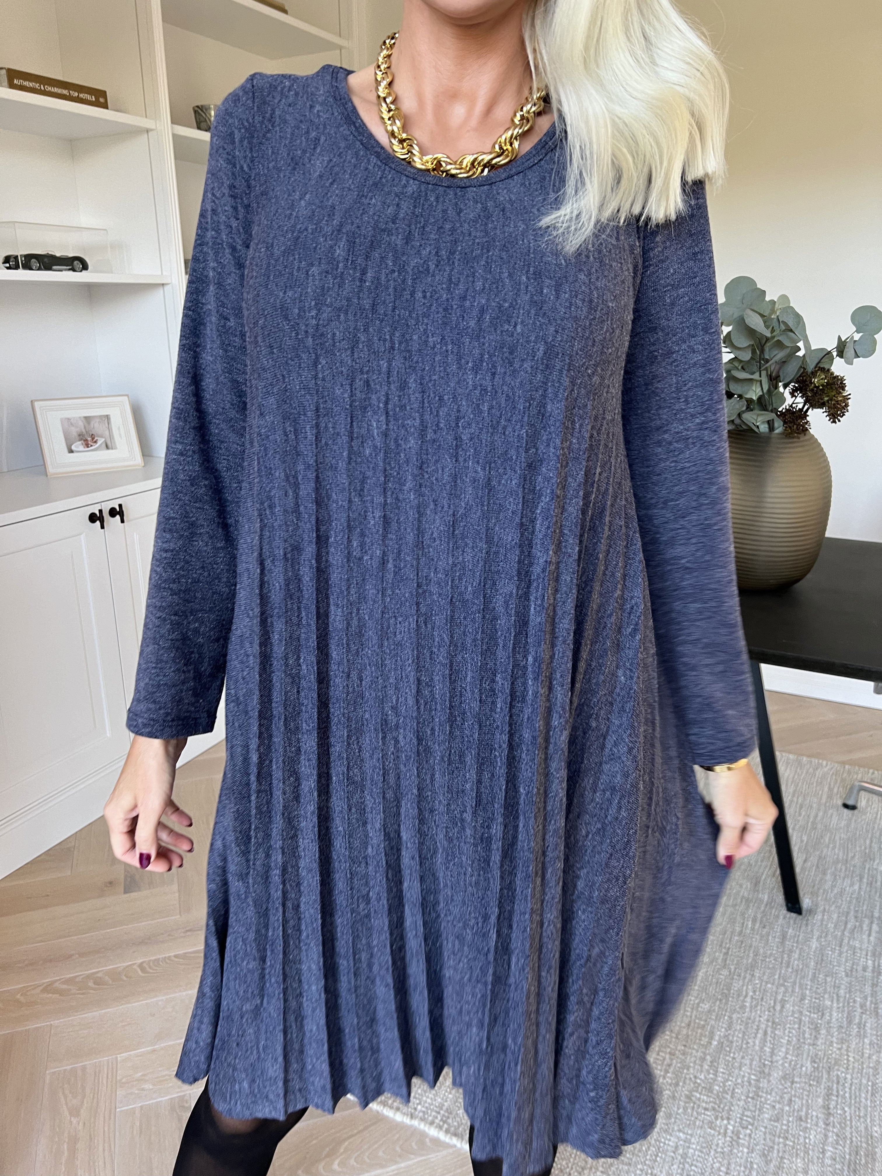 Anita - Blød plisseret kjole i viskose og uld