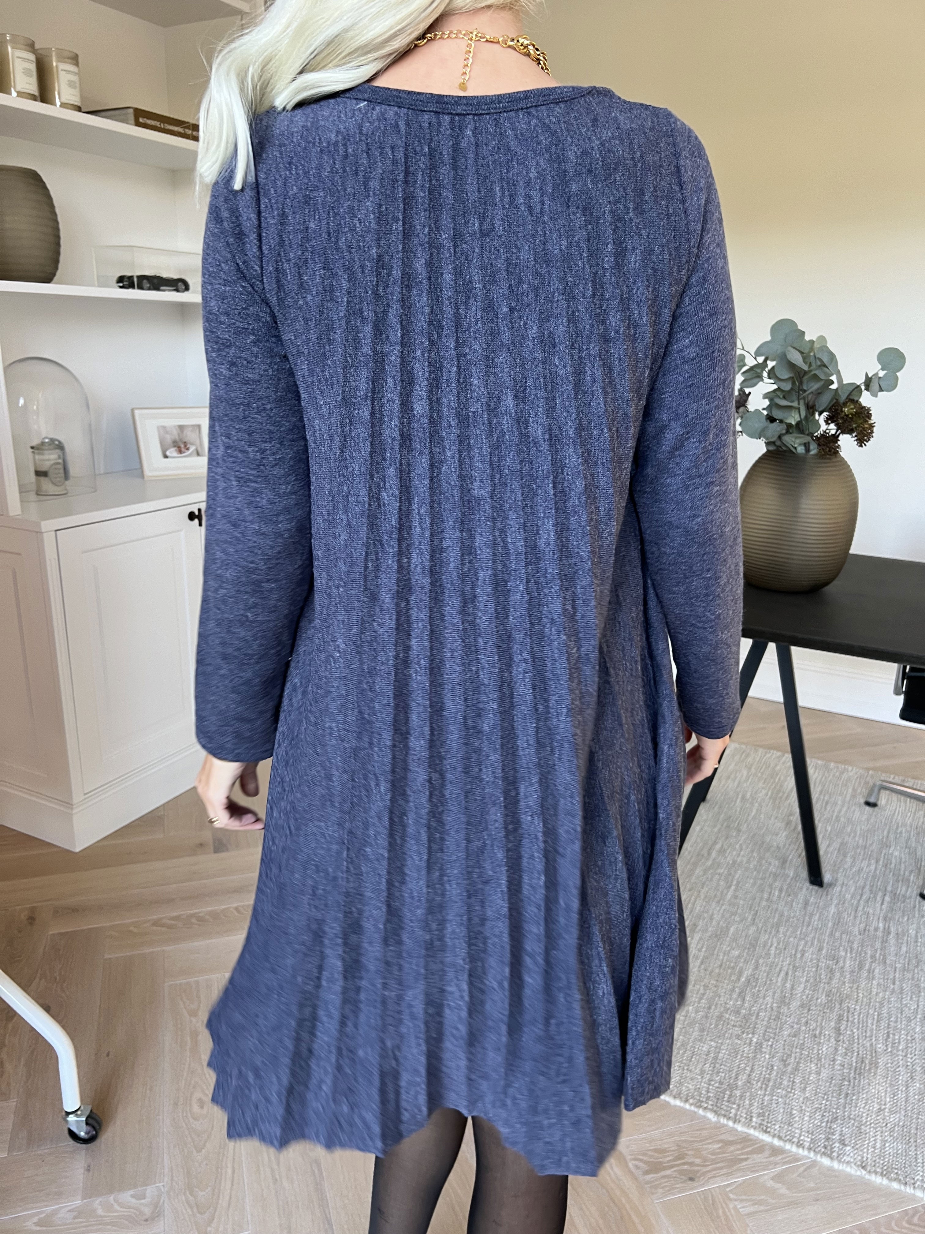 Anita - Blød plisseret kjole i viskose og uld