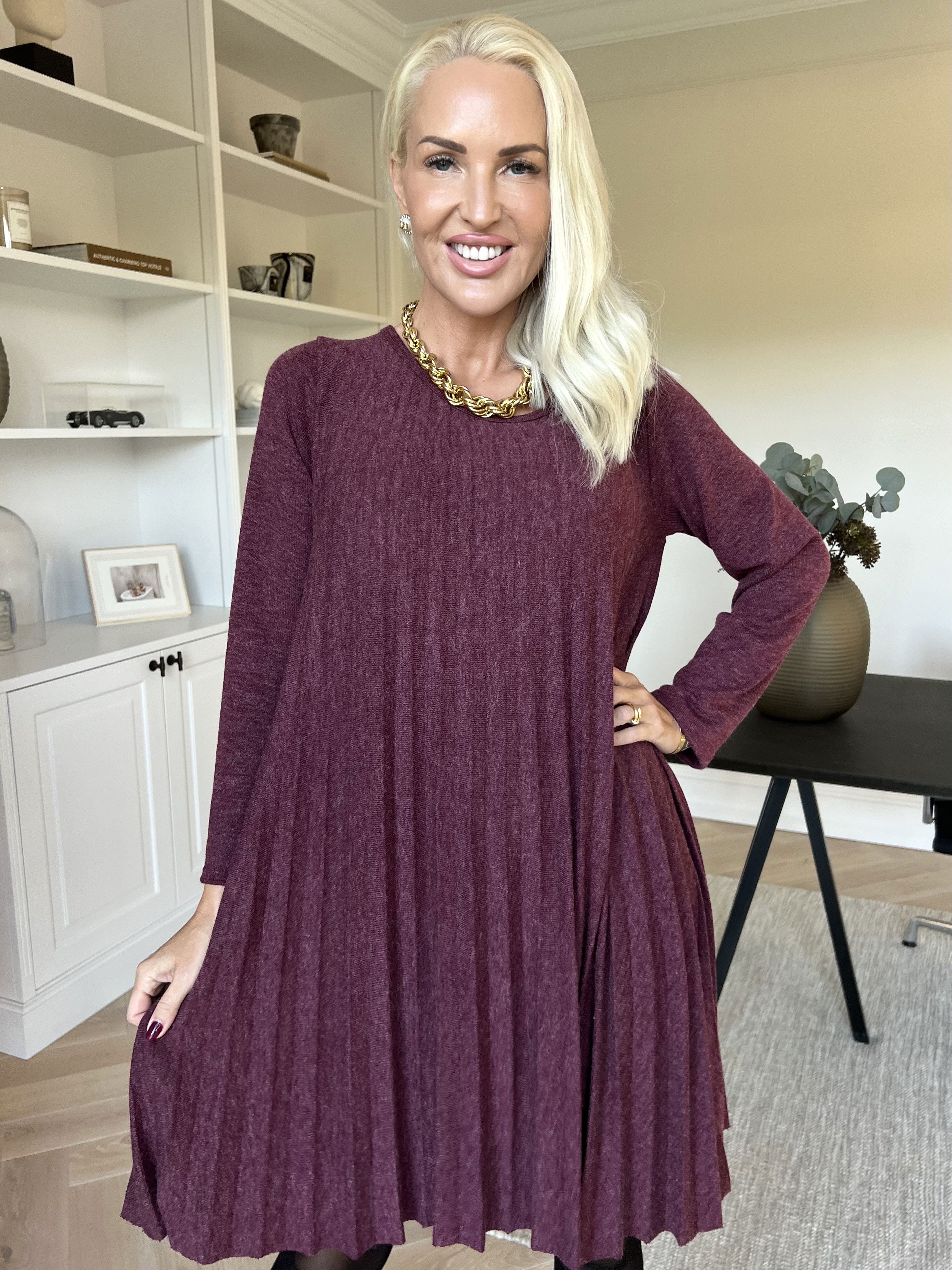 Anita - Blød plisseret kjole i viskose og uld