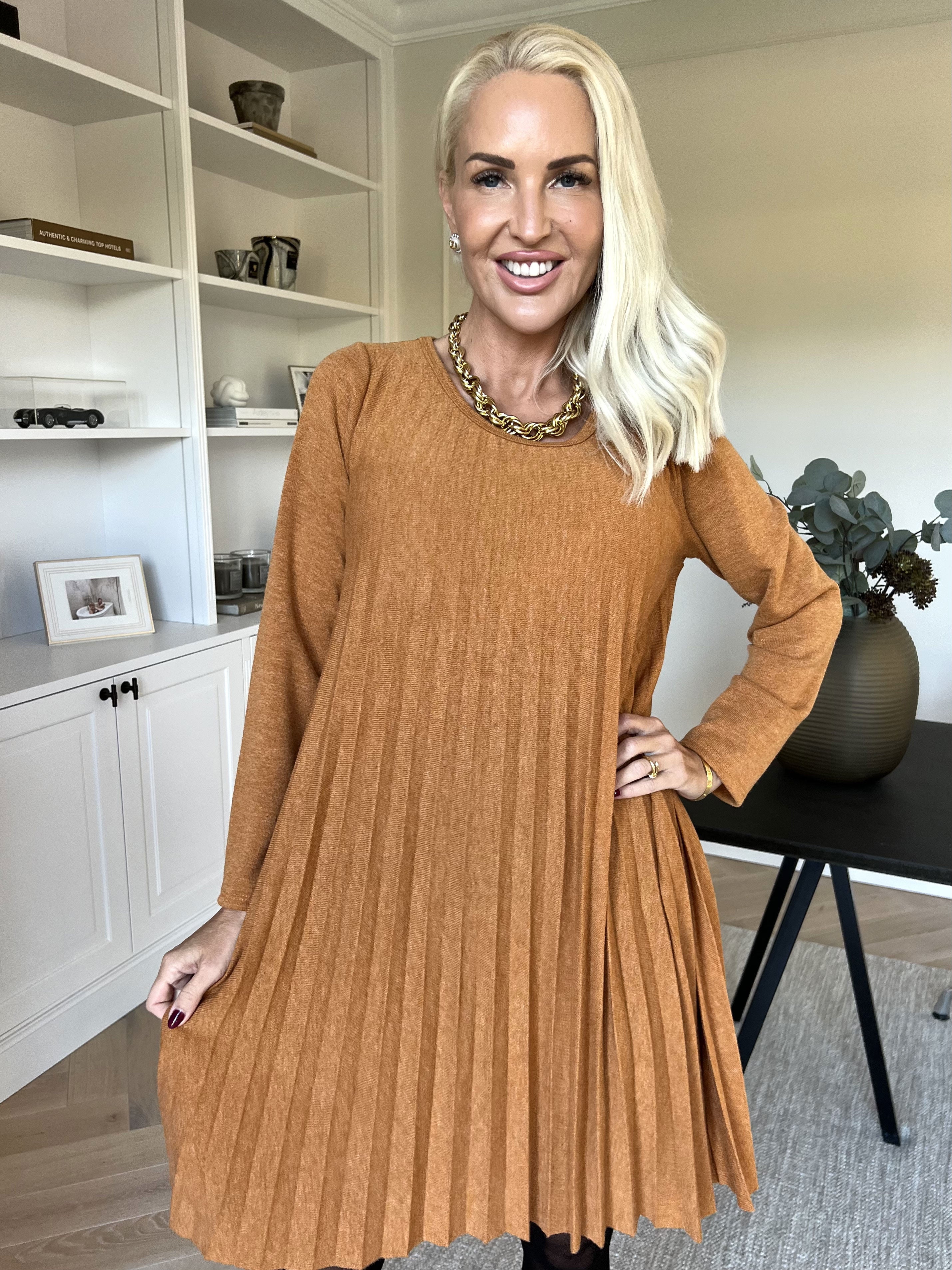 Anita - Blød plisseret kjole i viskose og uld