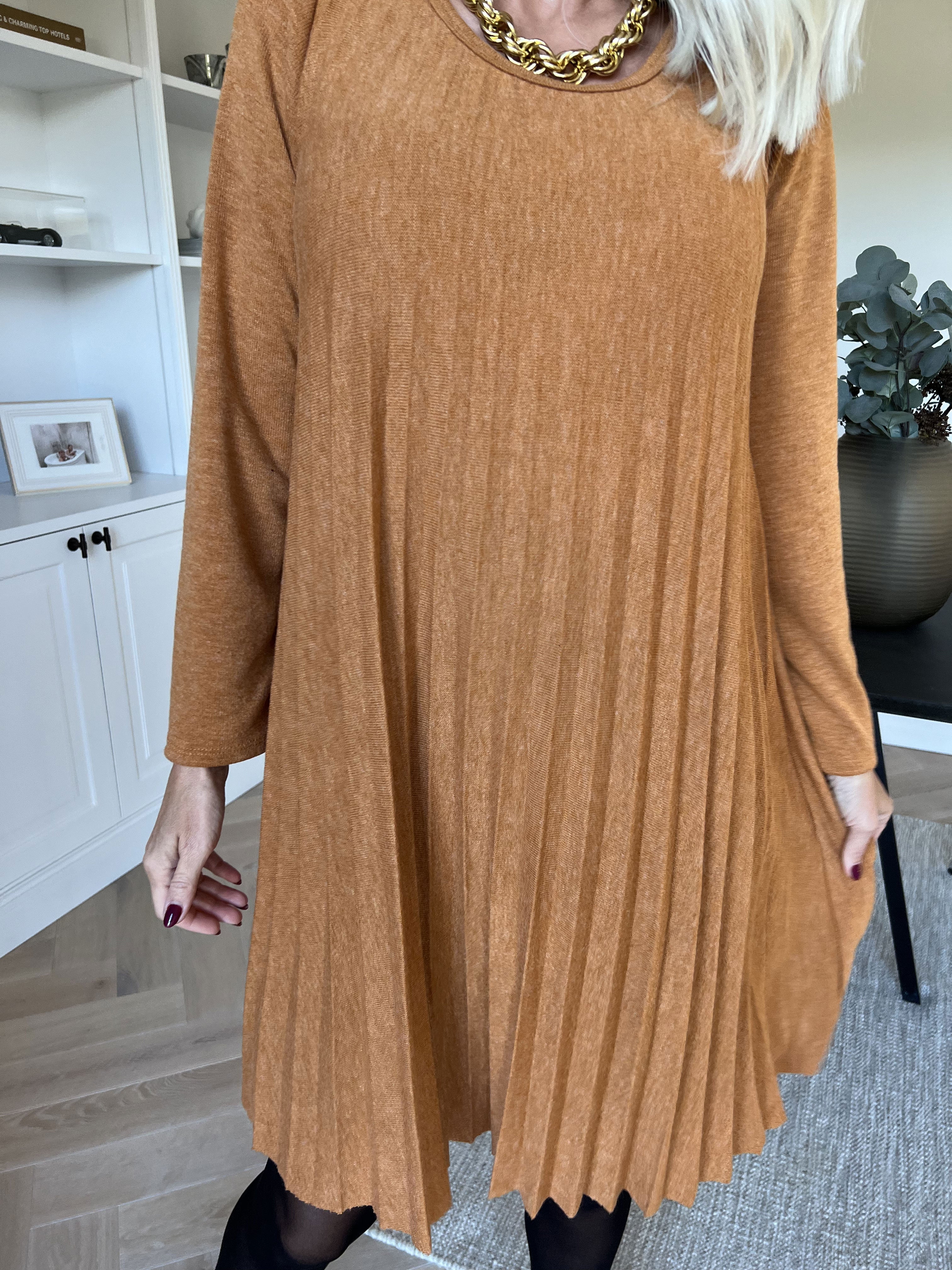 Anita - Blød plisseret kjole i viskose og uld