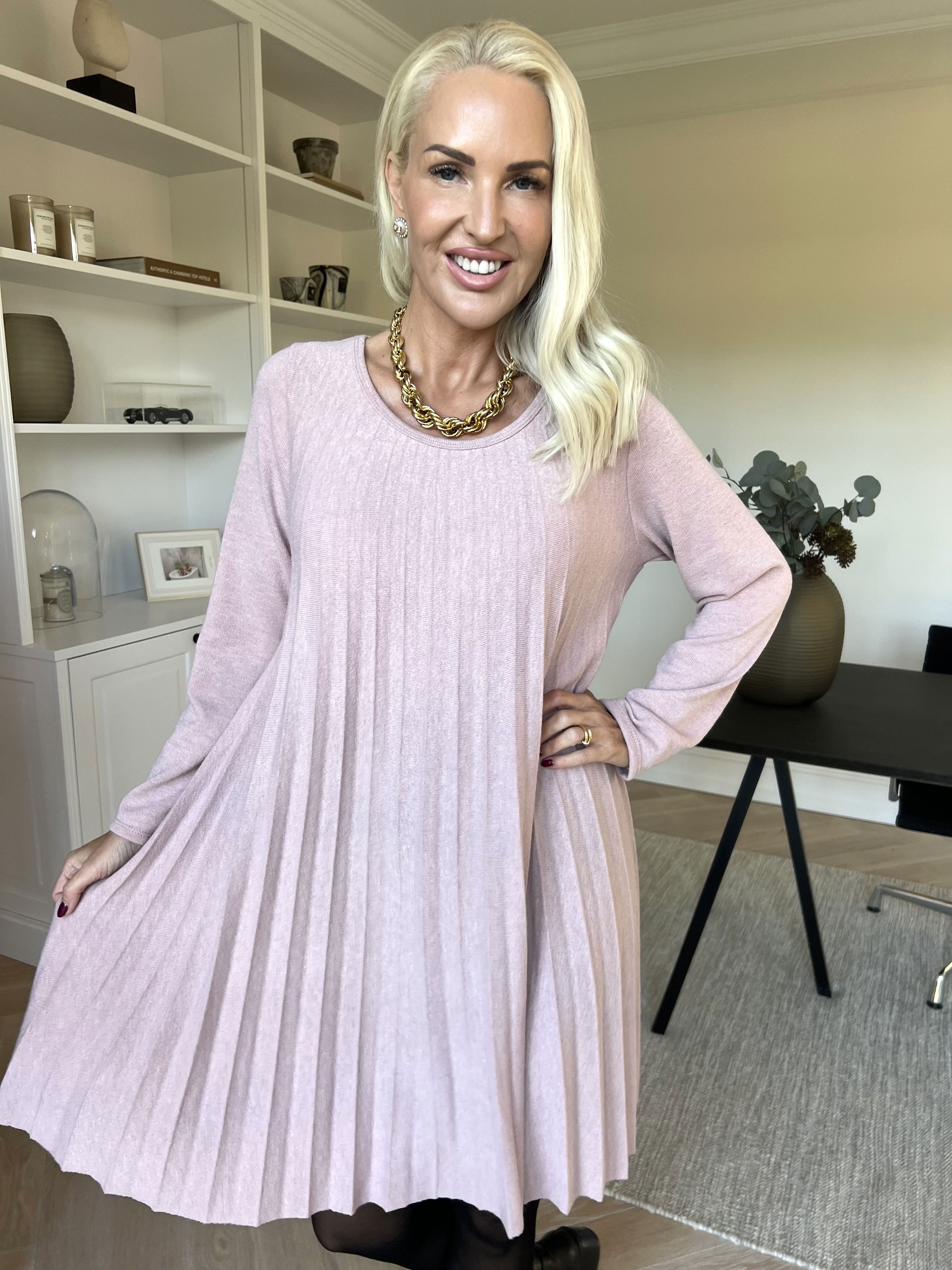 Anita - Blød plisseret kjole i viskose og uld