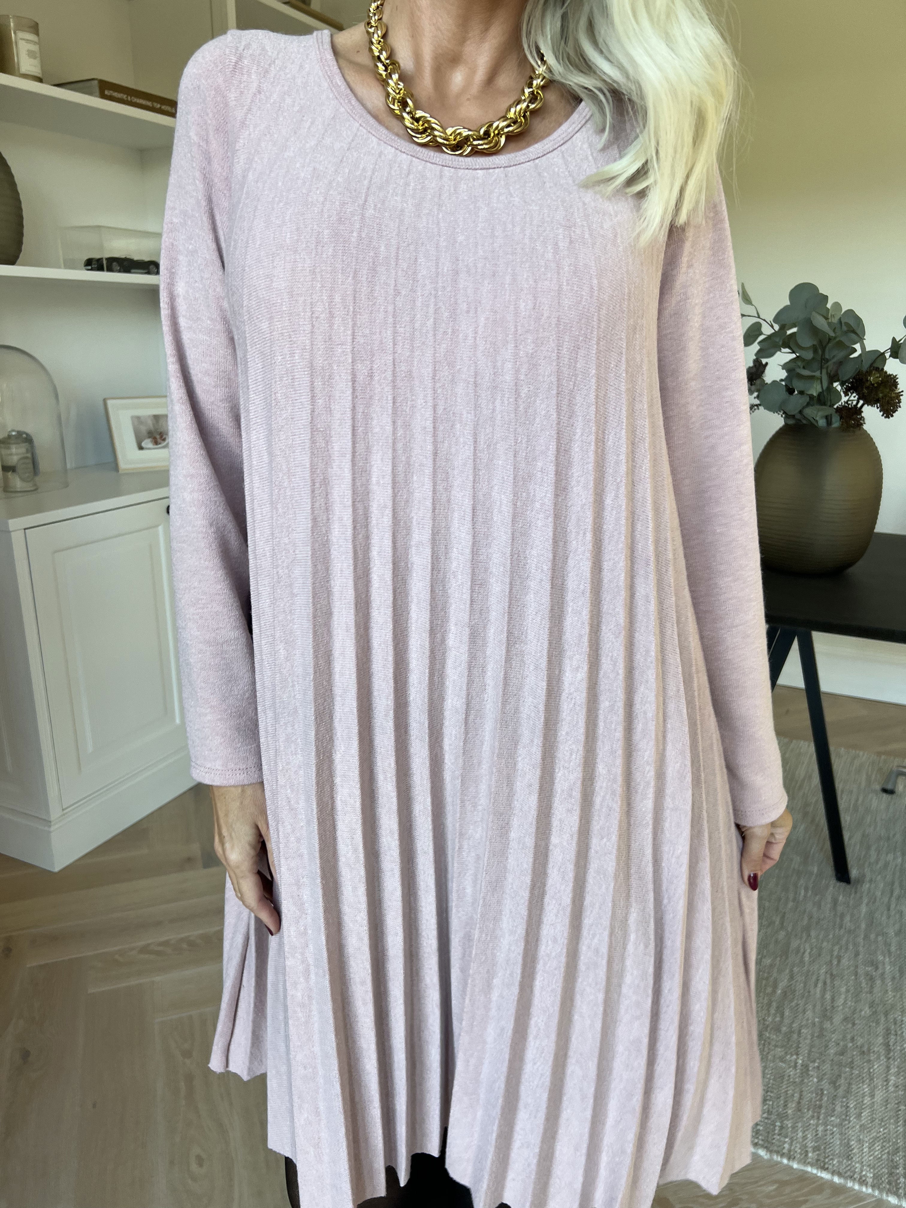 Anita - Blød plisseret kjole i viskose og uld