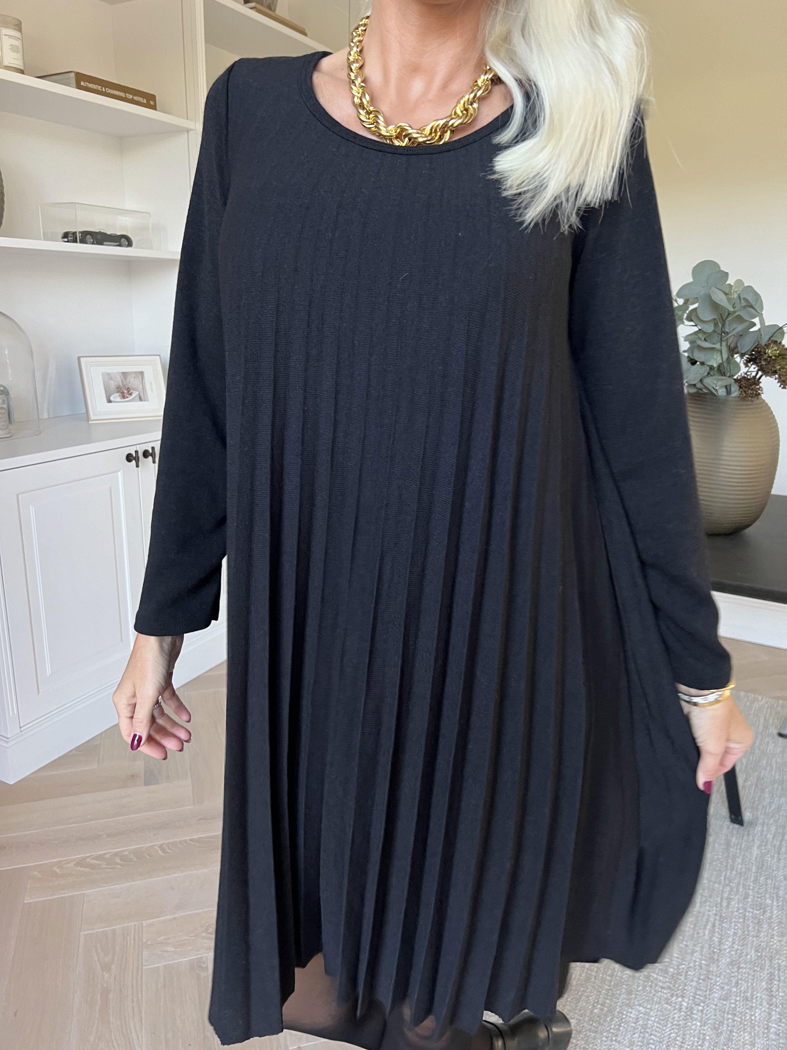 Anita - Blød plisseret kjole i viskose og uld