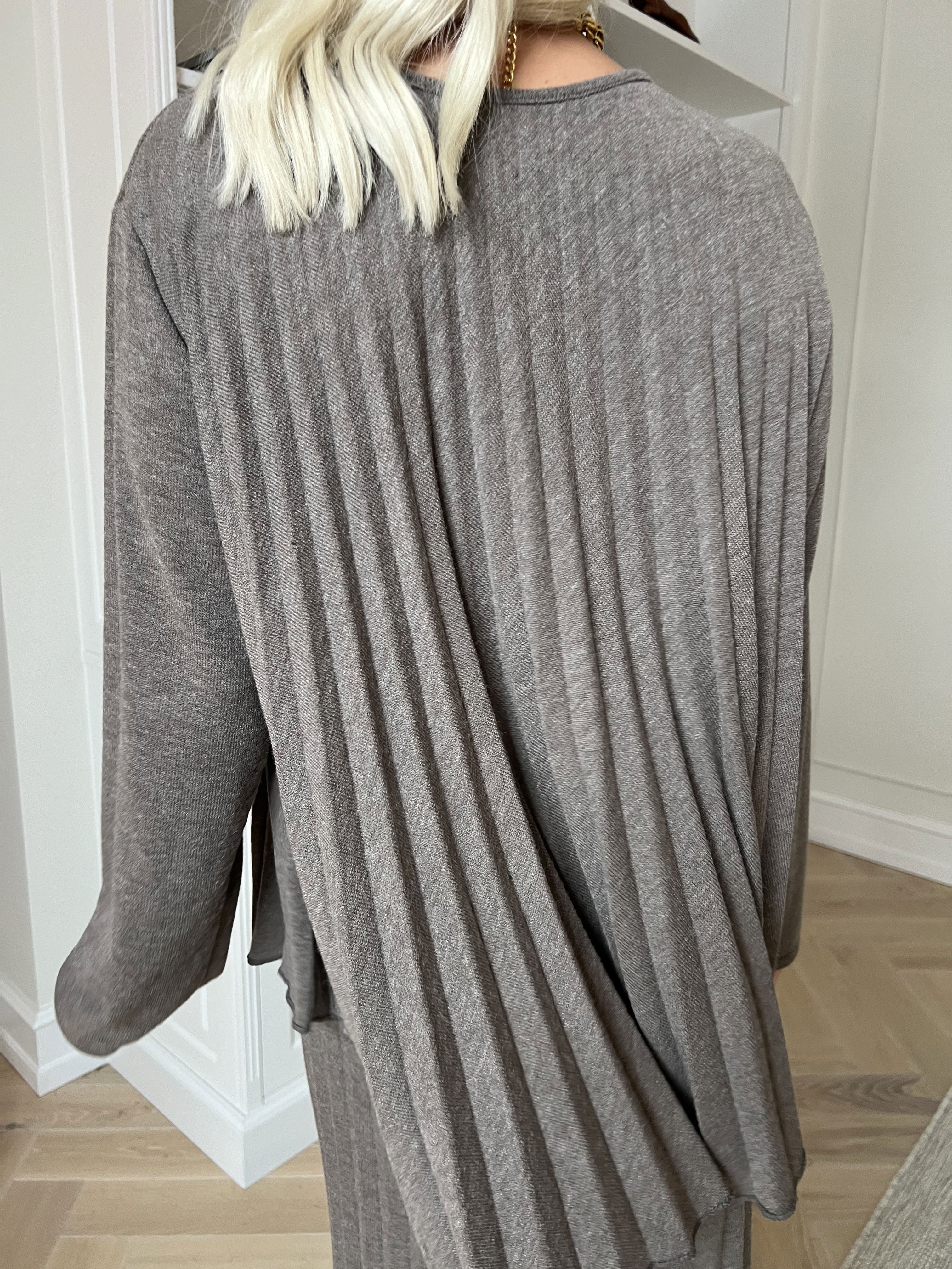 Anita Shirt - Blød plisseret strikbluse i viskose og uld