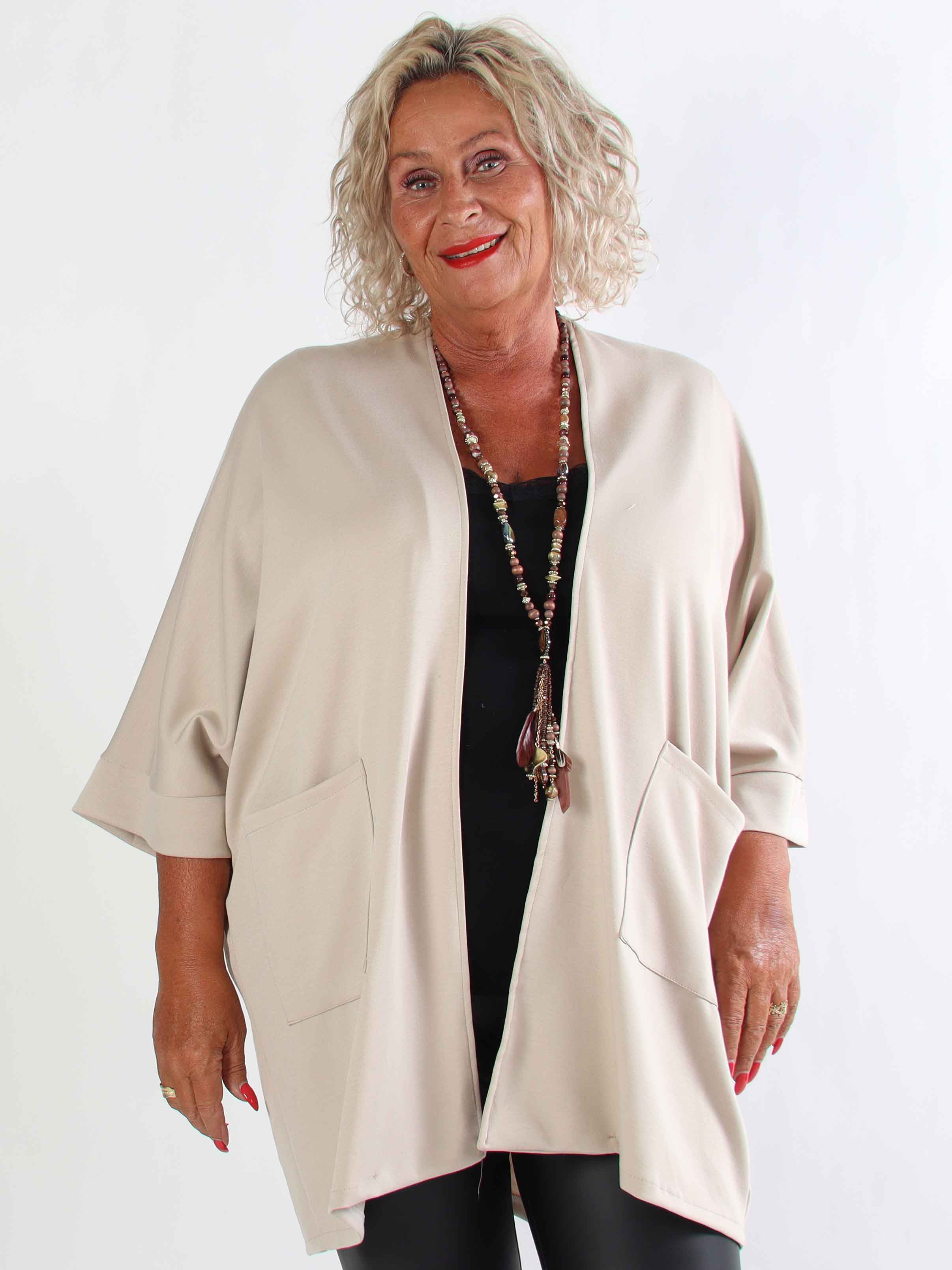 Annah Cardigan - Plus size blød cardigan med tydelige syninger og lommer