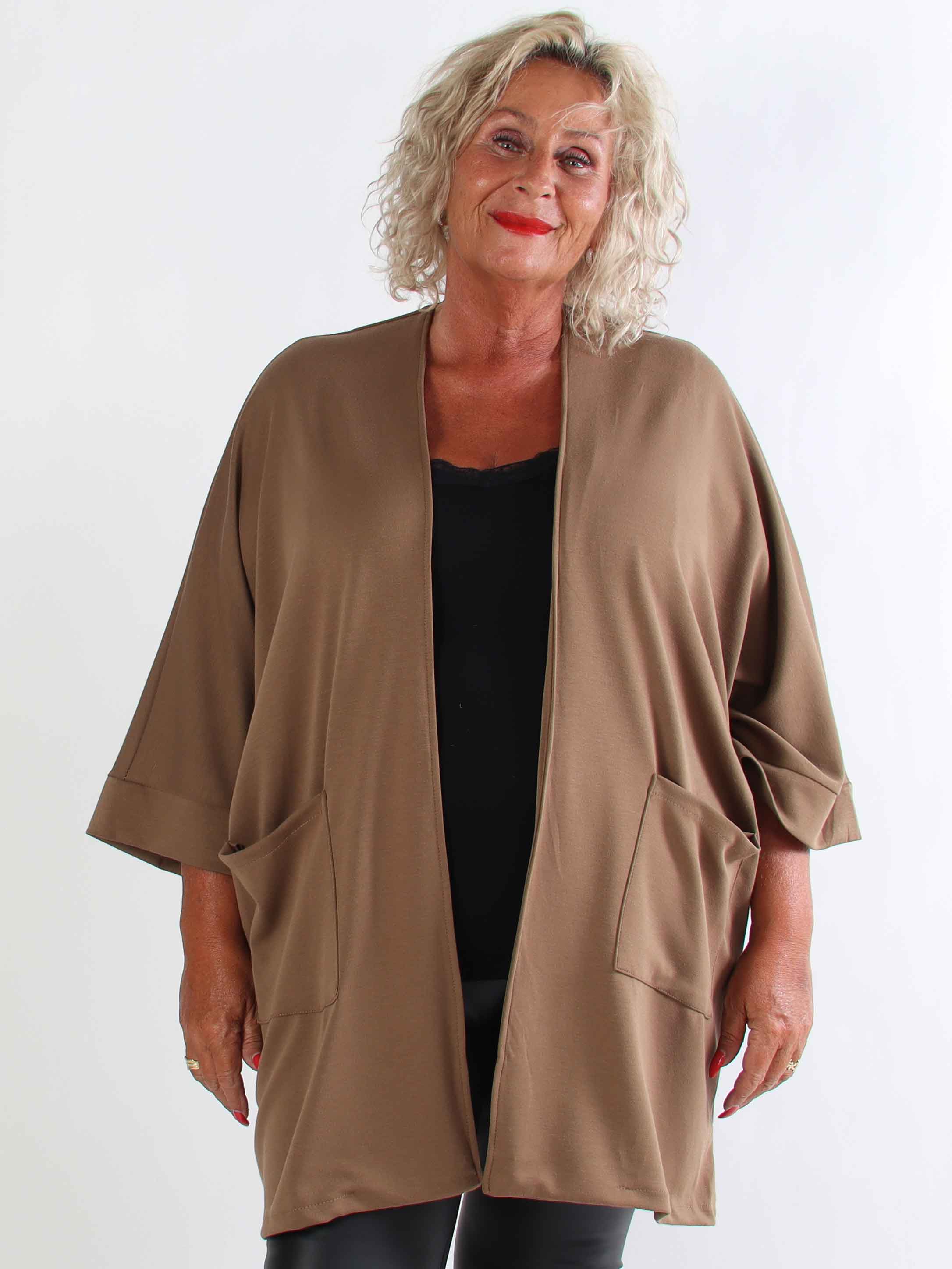 Annah Cardigan - Plus size blød cardigan med tydelige syninger og lommer