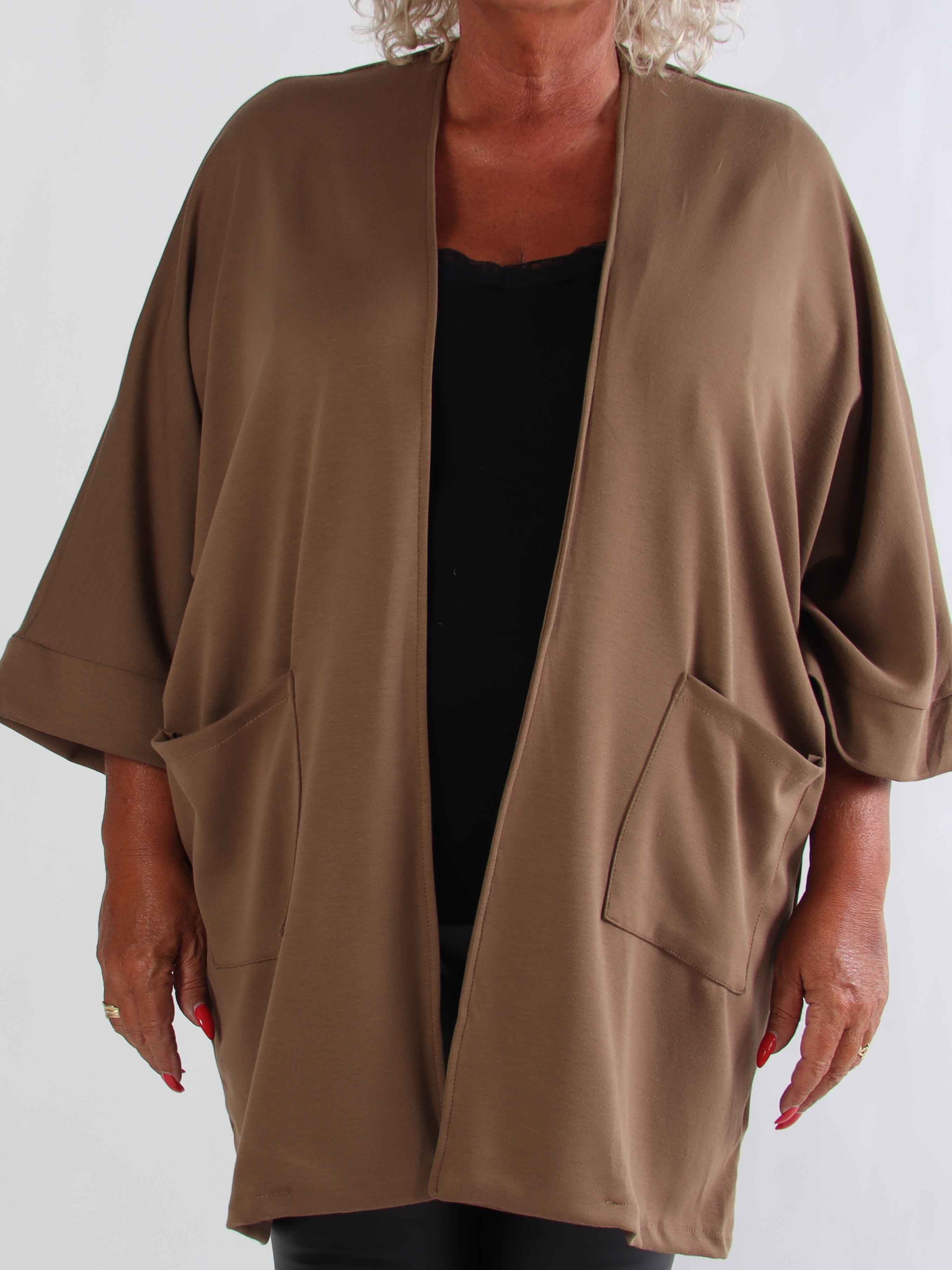 Annah Cardigan - Plus size blød cardigan med tydelige syninger og lommer