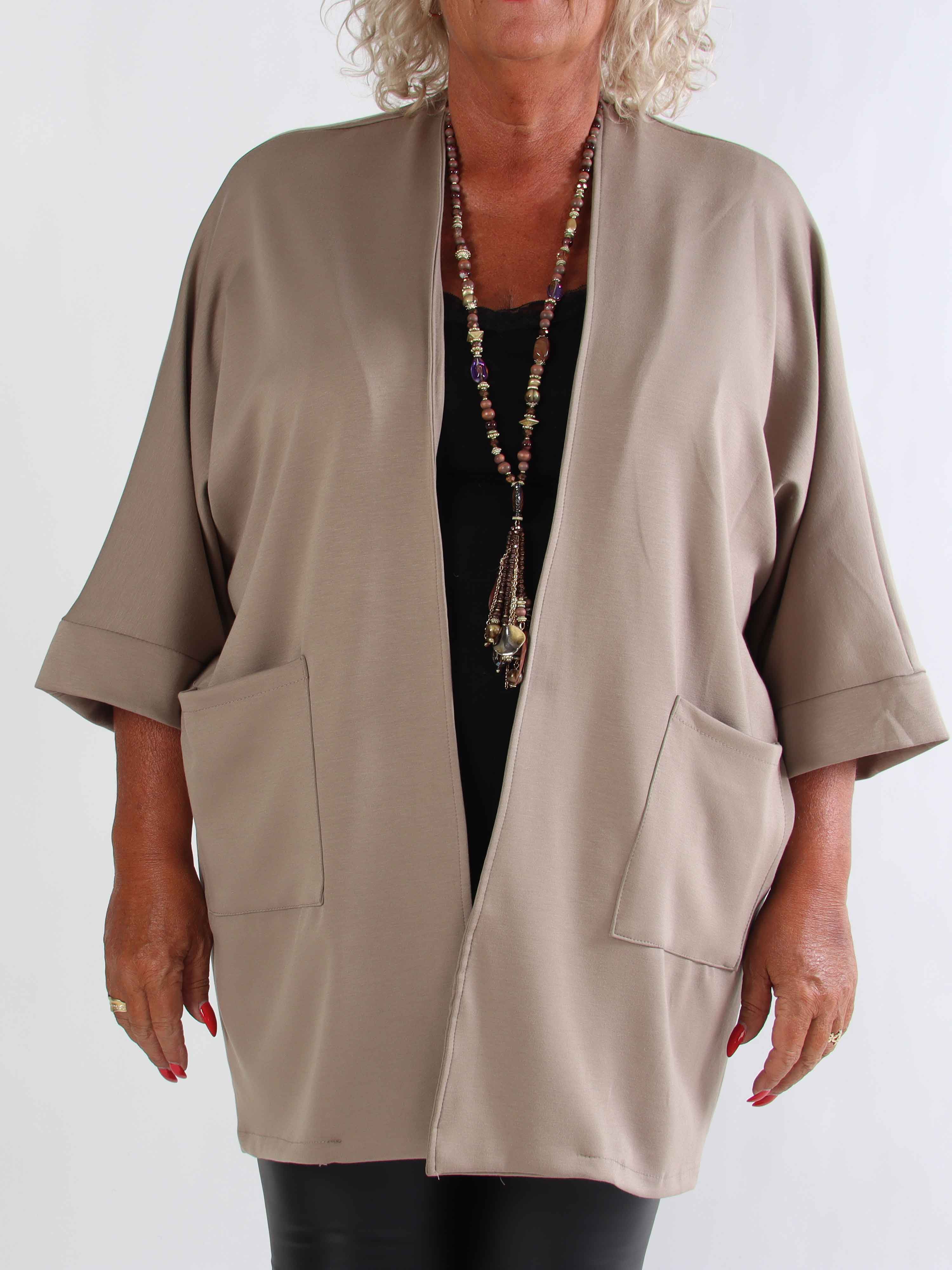 Annah Cardigan - Plus size blød cardigan med tydelige syninger og lommer