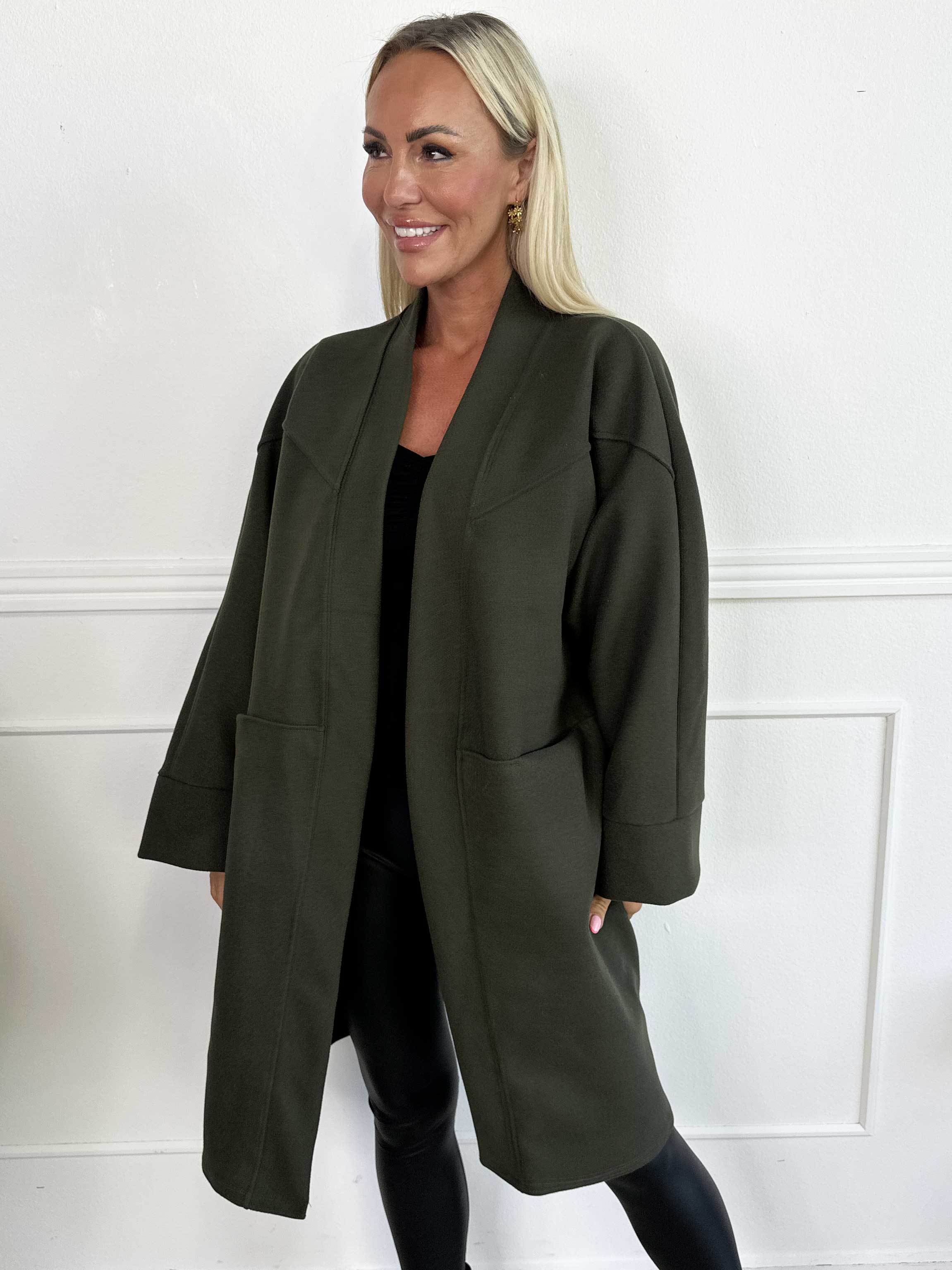 Annah Midi - Oversized frakke med tydelige syninger og lommer