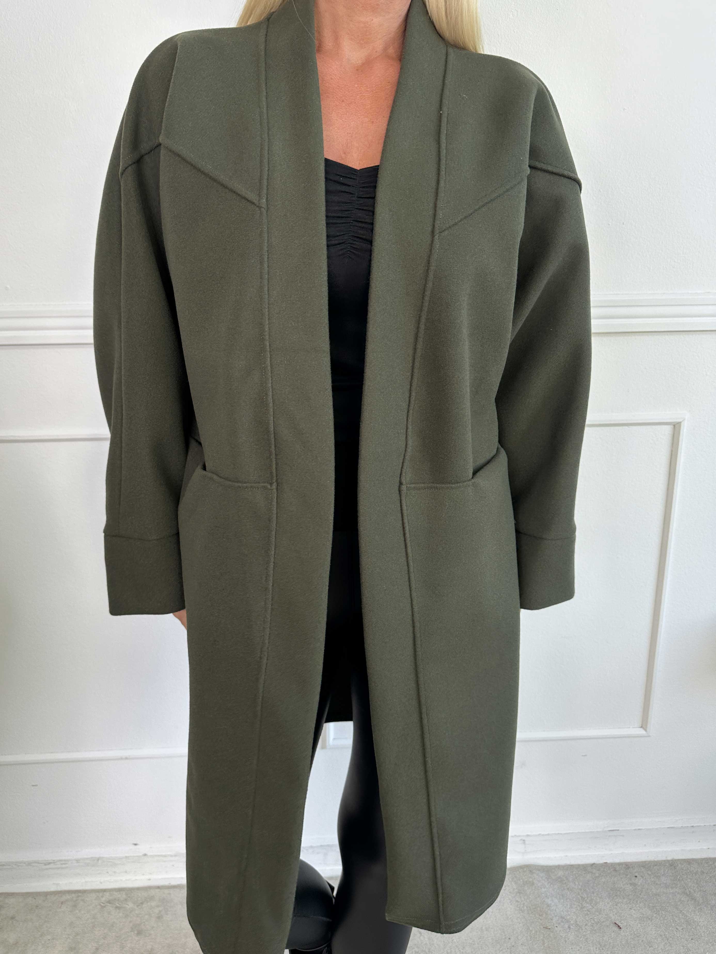 Annah Midi - Oversized frakke med tydelige syninger og lommer