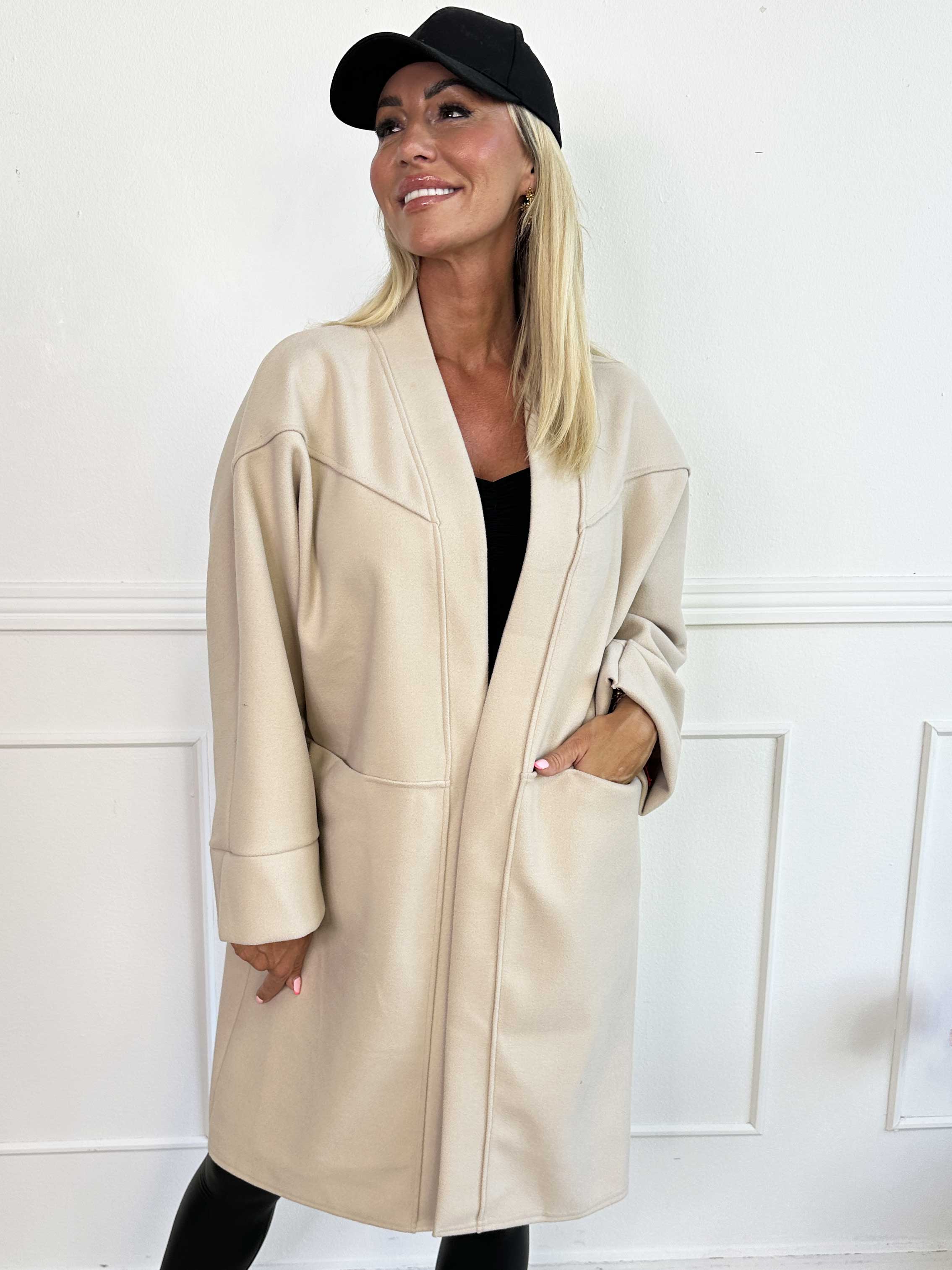 Annah Midi - Plus size frakke med tydelige syninger og lommer