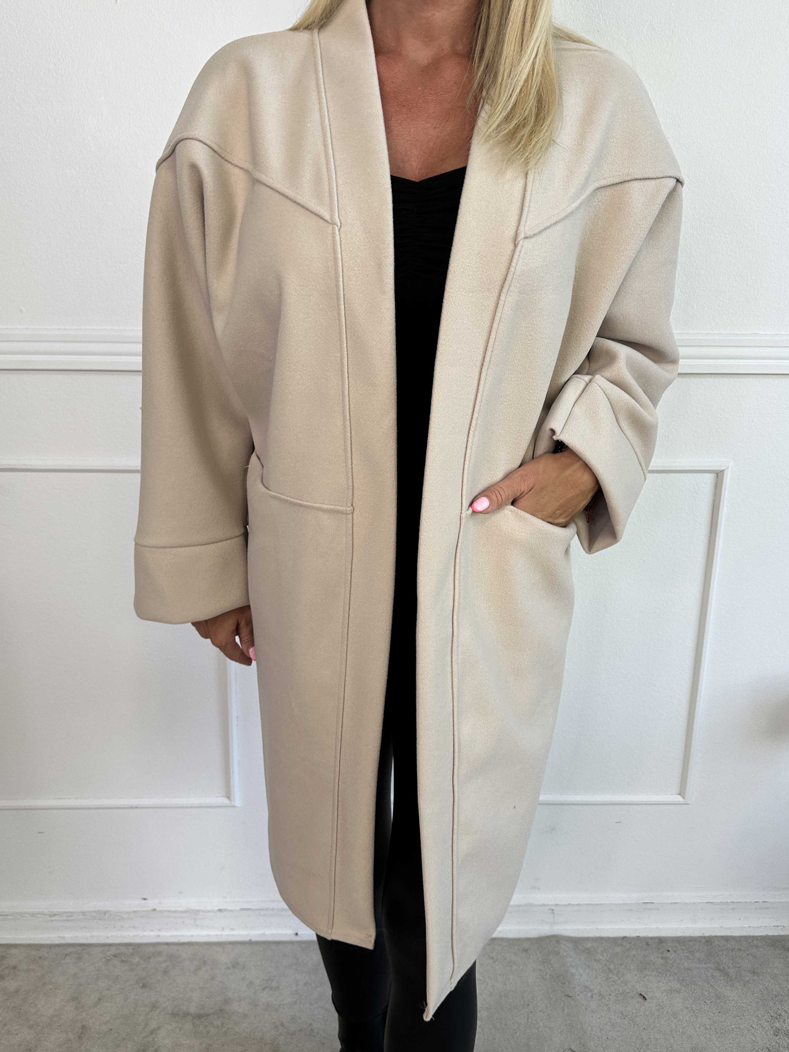 Annah Midi - Plus size frakke med tydelige syninger og lommer