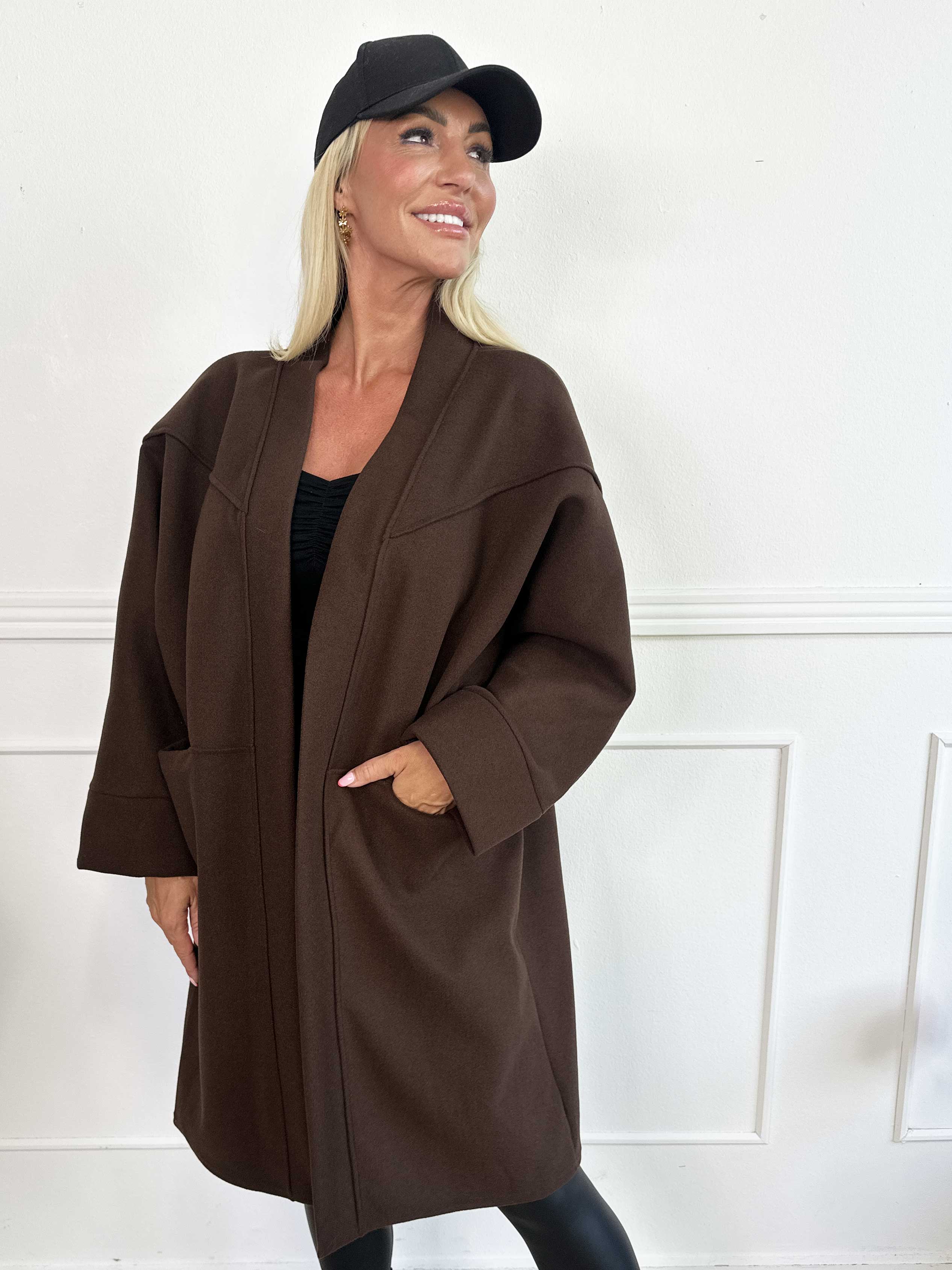 Annah Midi - Plus size frakke med tydelige syninger og lommer