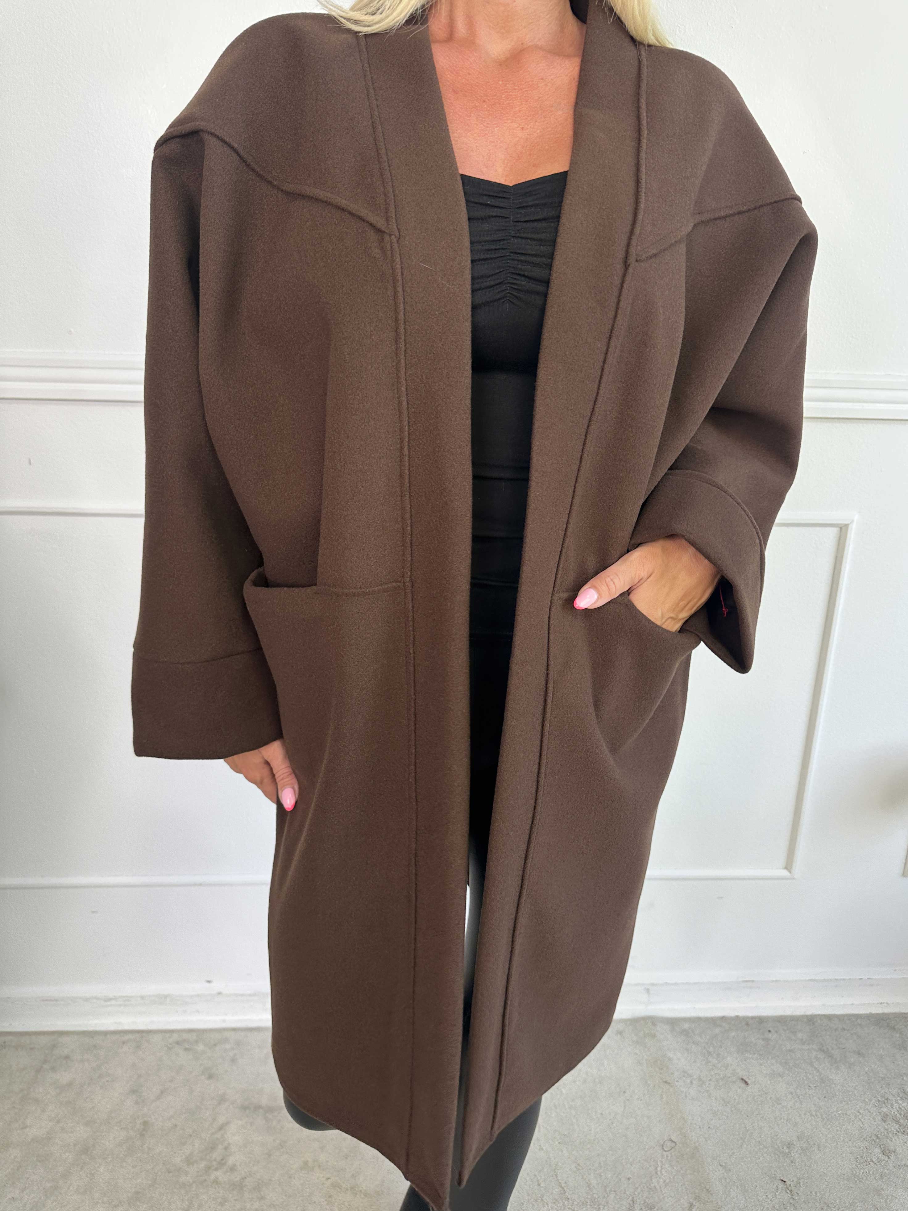 Annah Midi - Plus size frakke med tydelige syninger og lommer