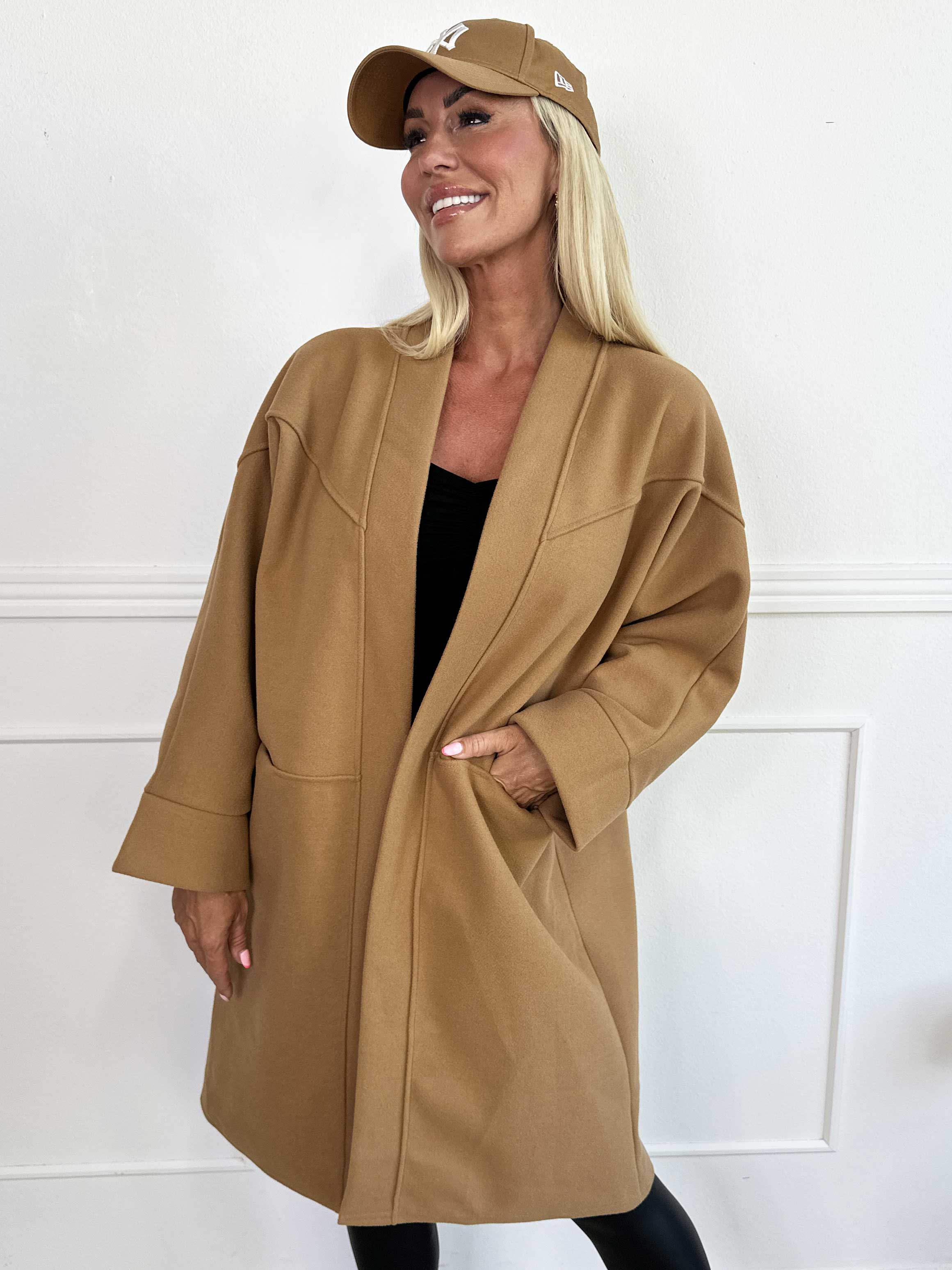 Annah Midi - Oversized frakke med tydelige syninger og lommer
