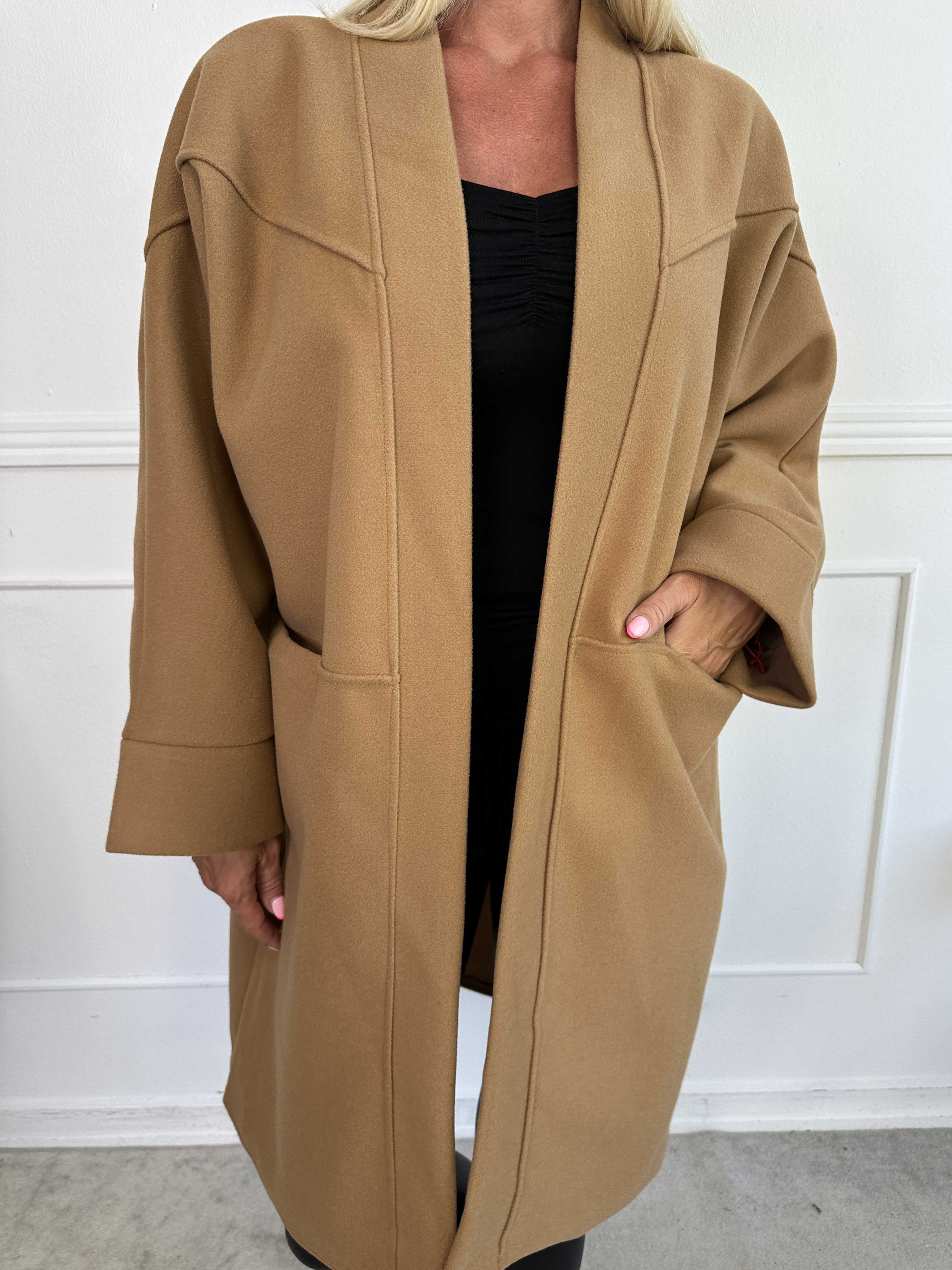Annah Midi - Oversized frakke med tydelige syninger og lommer