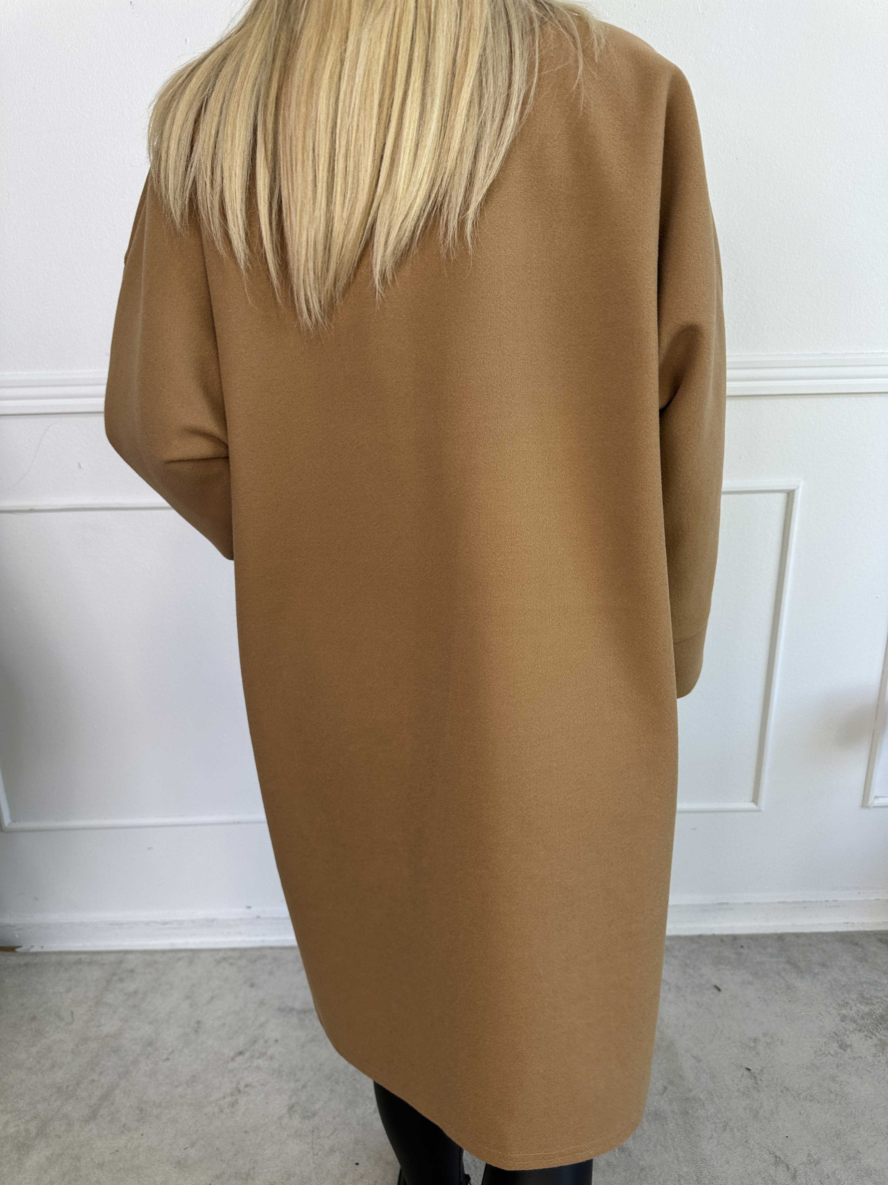 Annah Midi - Oversized frakke med tydelige syninger og lommer