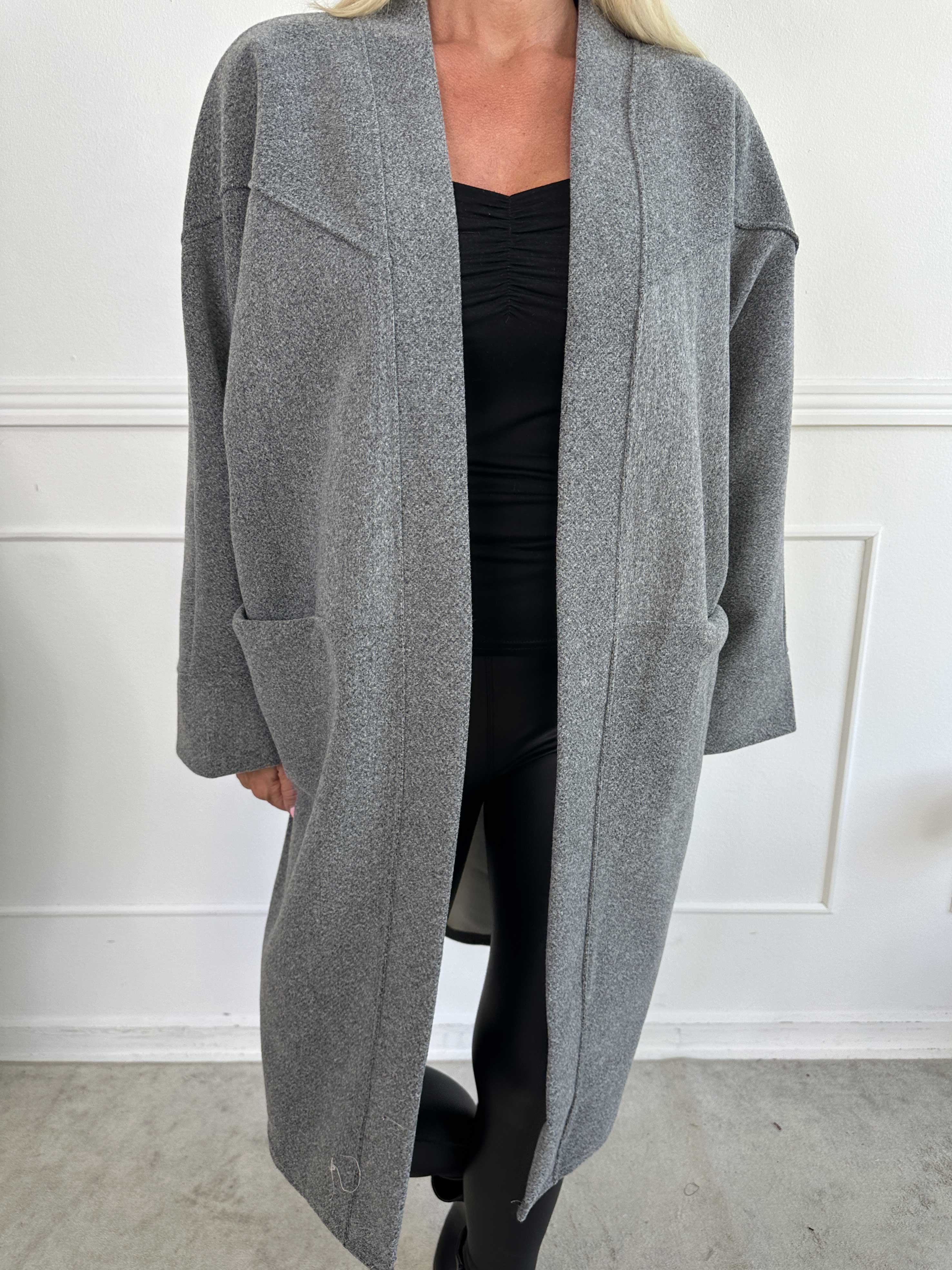 Annah Midi - Oversized frakke med tydelige syninger og lommer