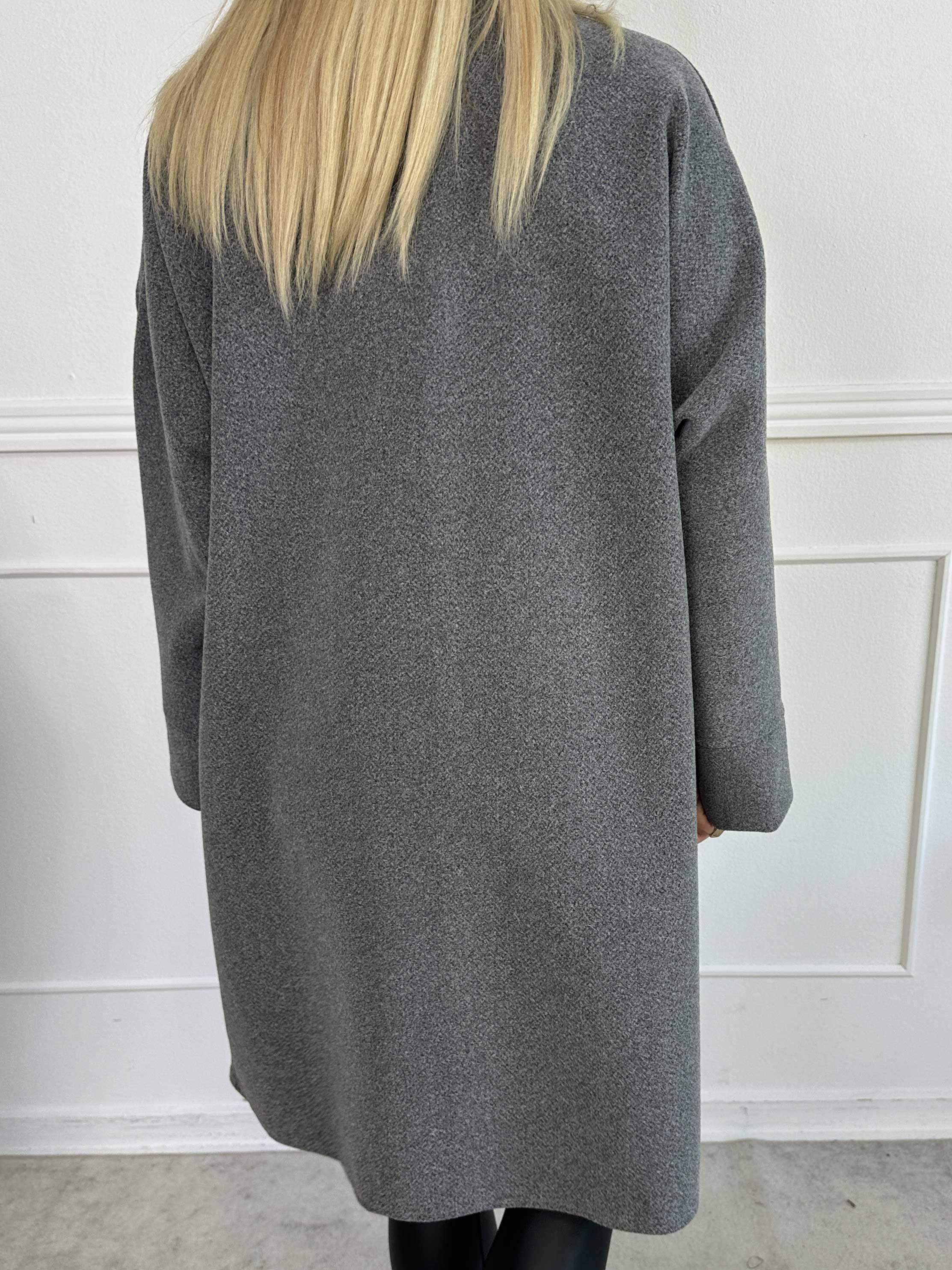 Annah Midi - Oversized frakke med tydelige syninger og lommer