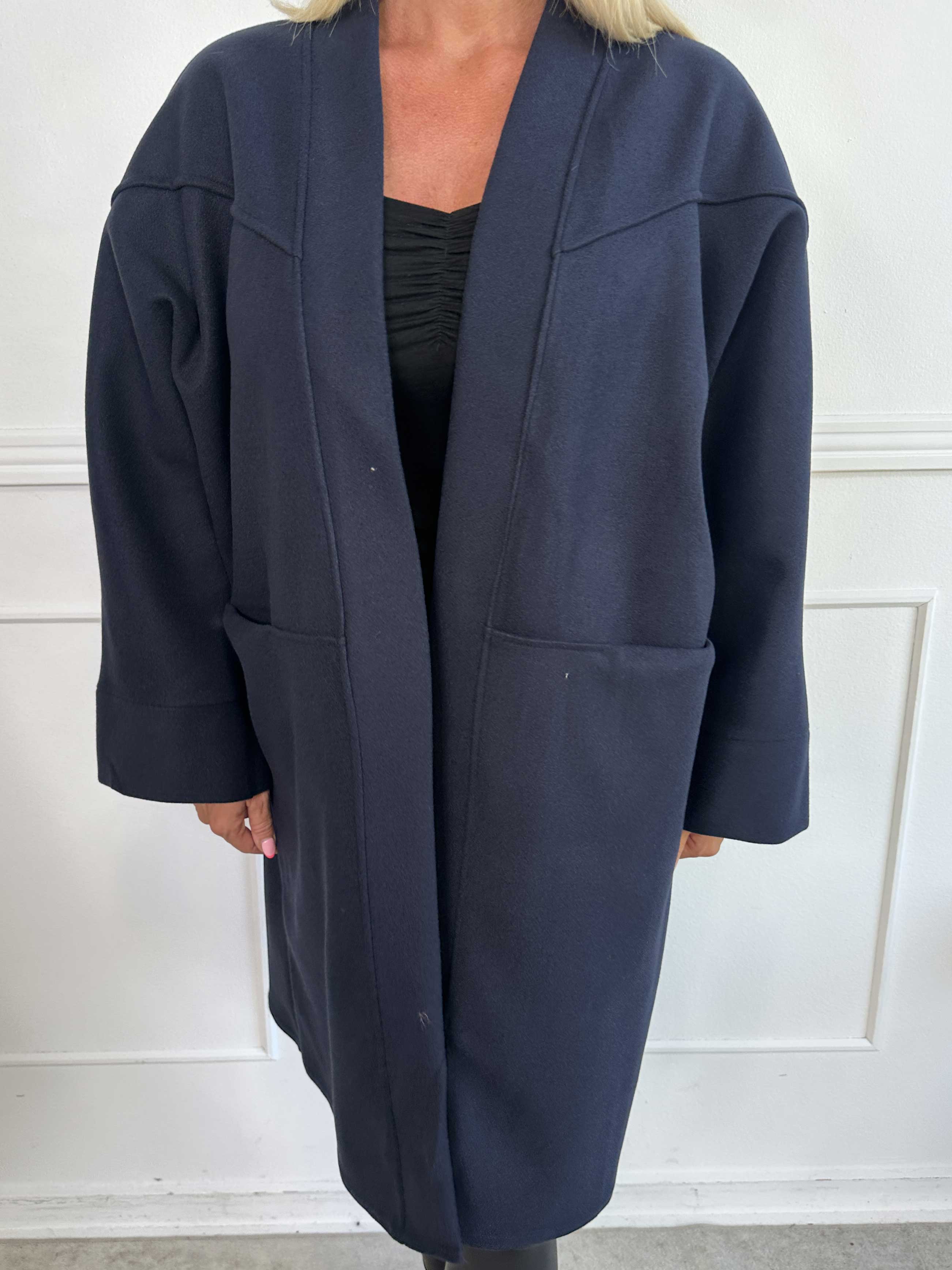 Annah Midi - Oversized frakke med tydelige syninger og lommer