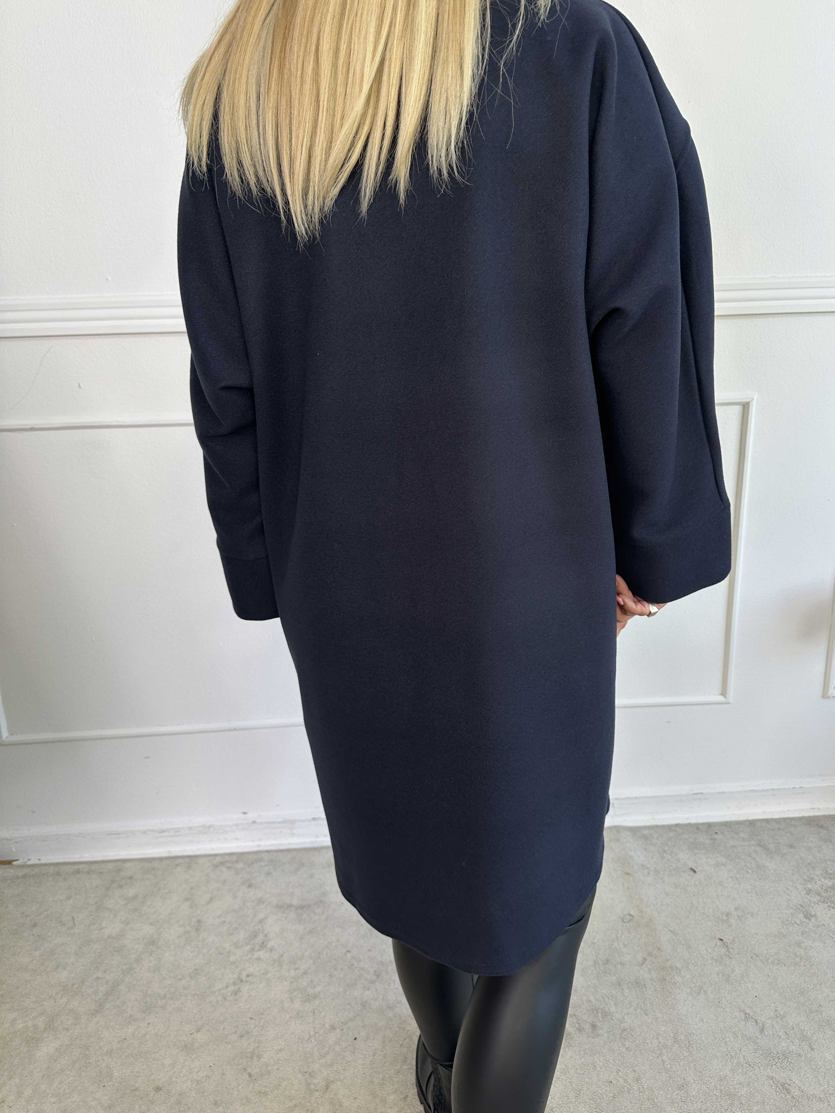 Annah Midi - Oversized frakke med tydelige syninger og lommer