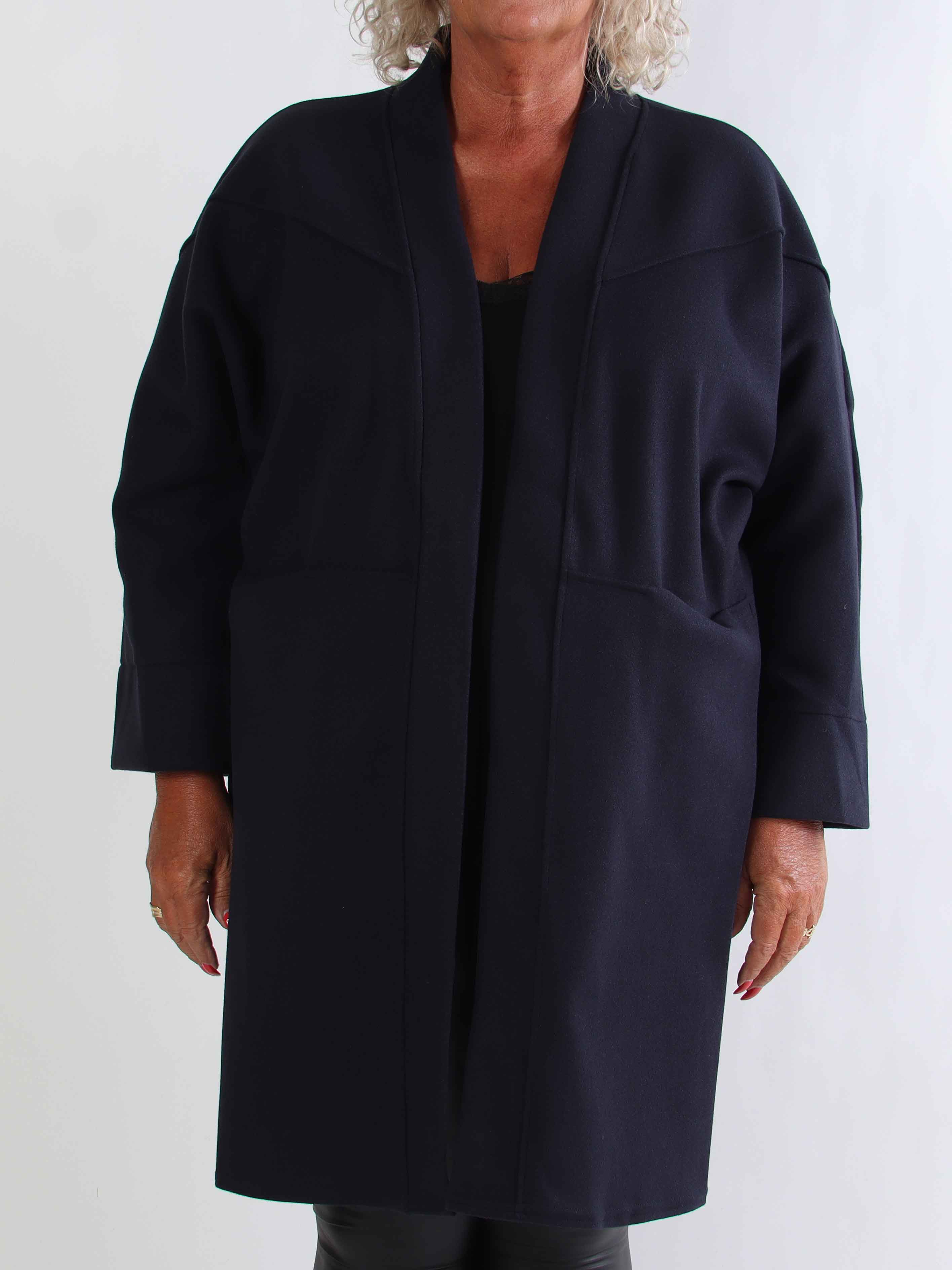 Annah Midi - Plus size frakke med tydelige syninger og lommer