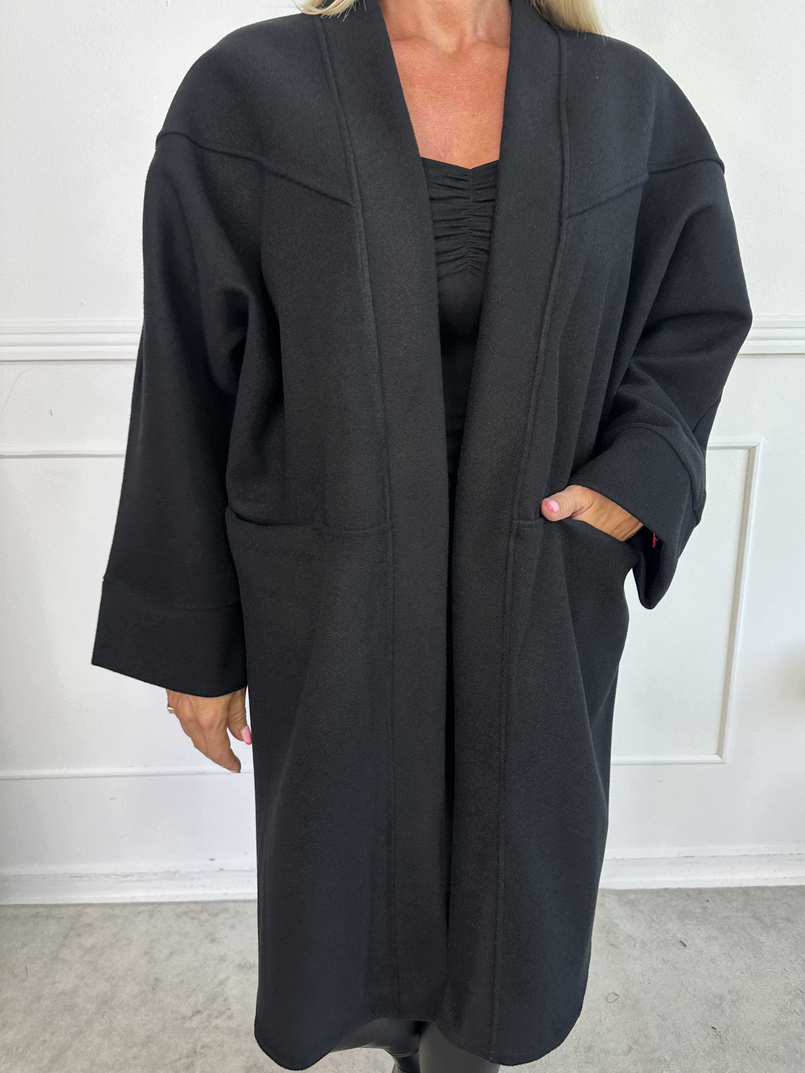 Annah Midi - Oversized frakke med tydelige syninger og lommer