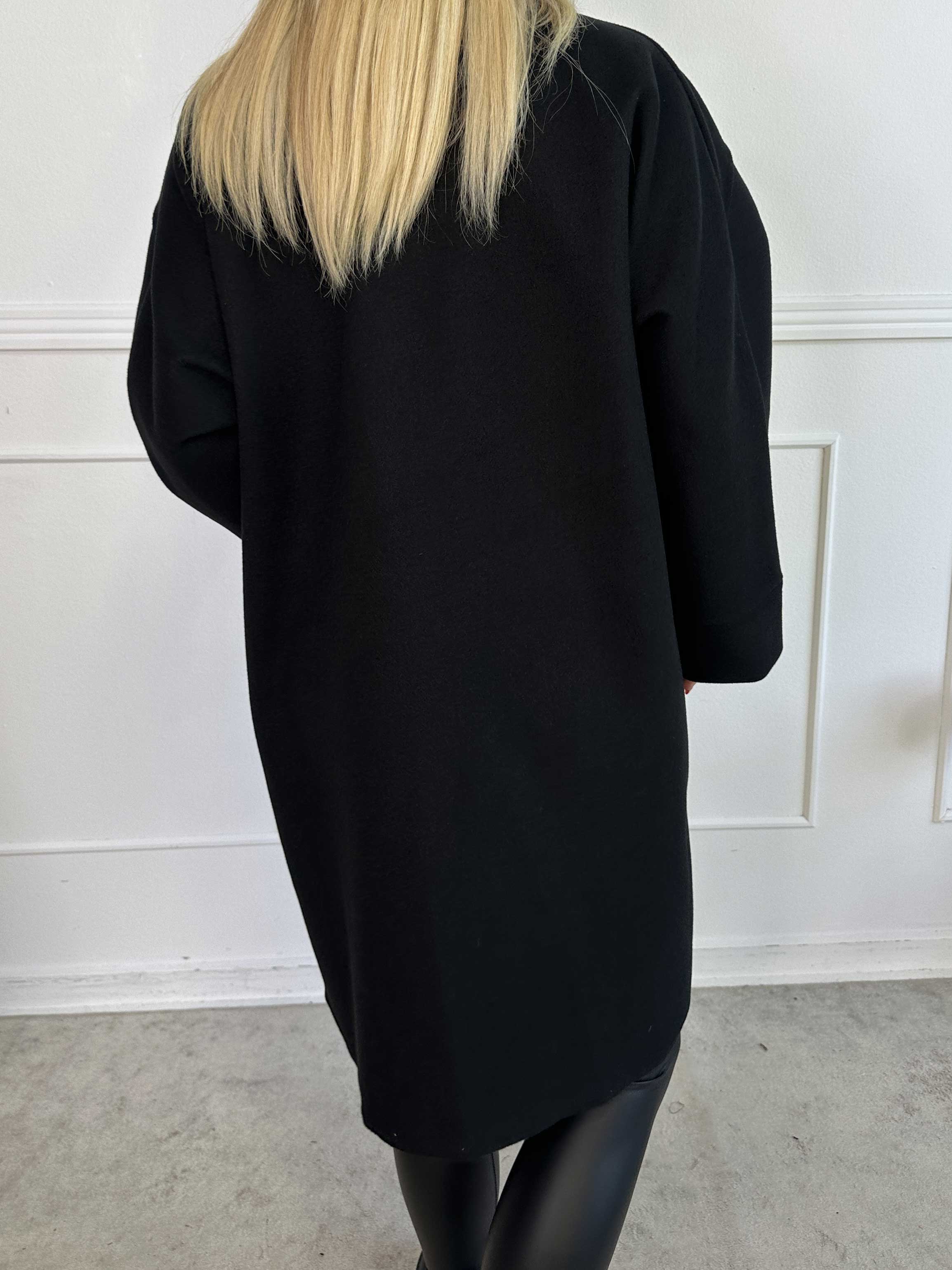 Annah Midi - Oversized frakke med tydelige syninger og lommer