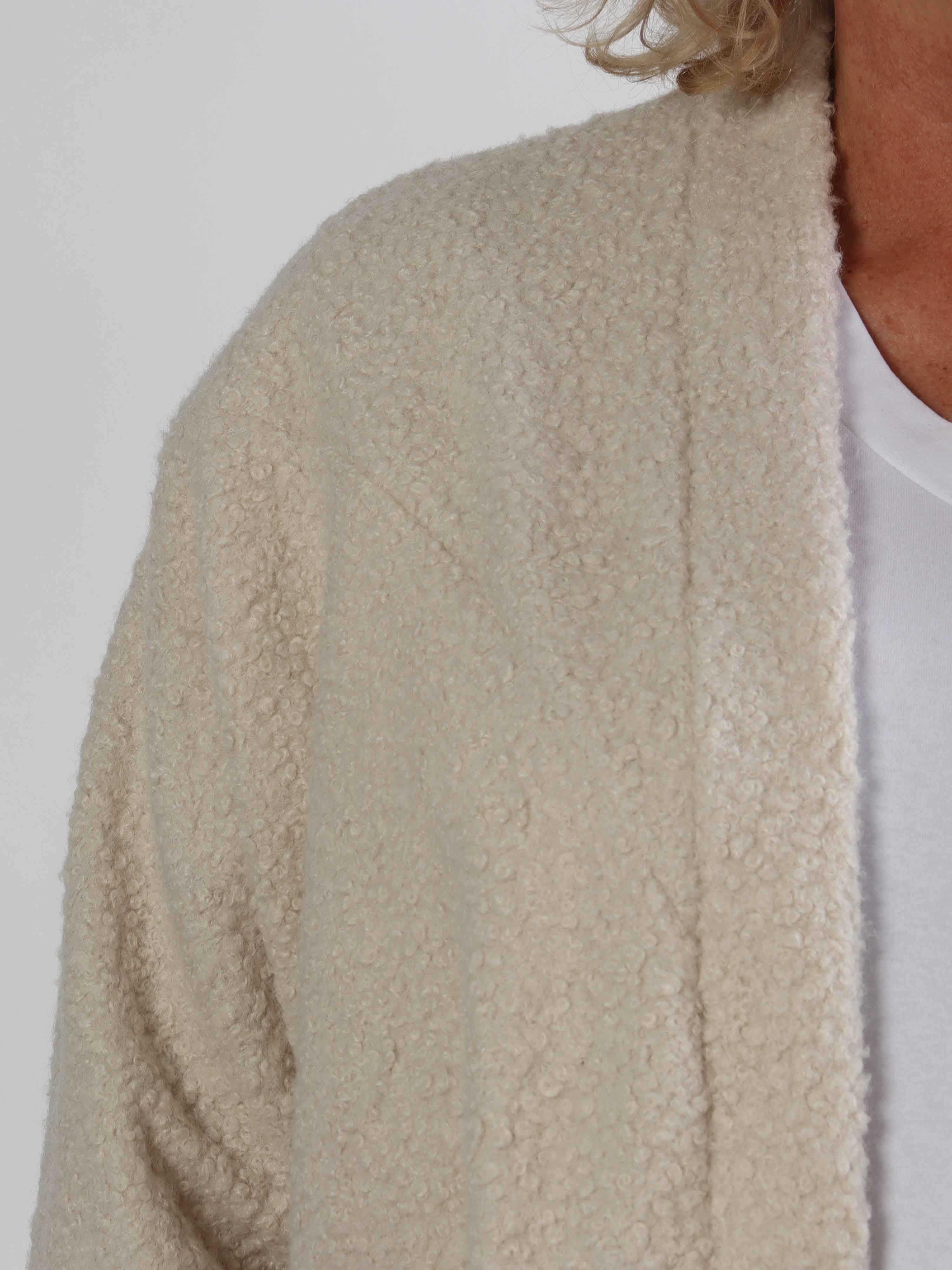Annah Teddy - Plus size frakke i blødt teddy-stof med tydelige syninger og store lommer