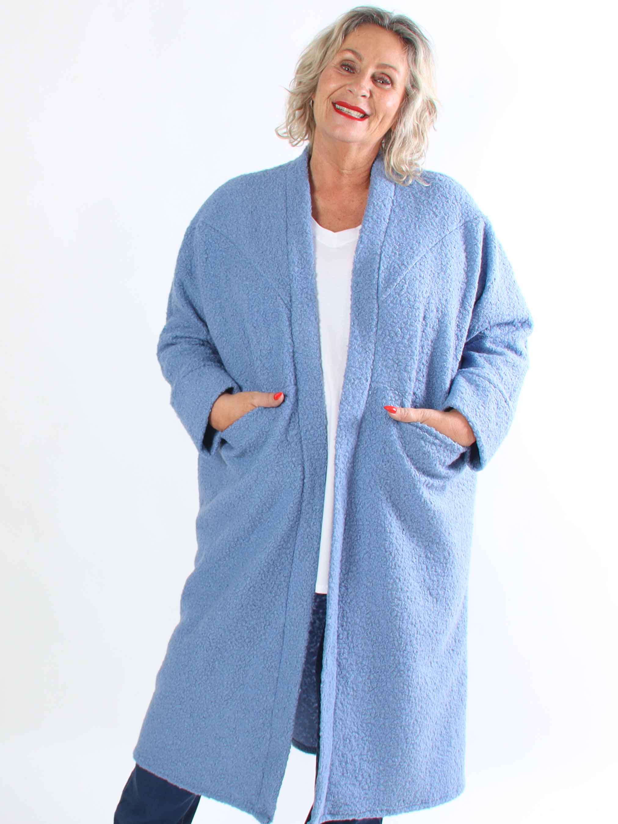 Annah Teddy - Plus size frakke i blødt teddy-stof med tydelige syninger og store lommer