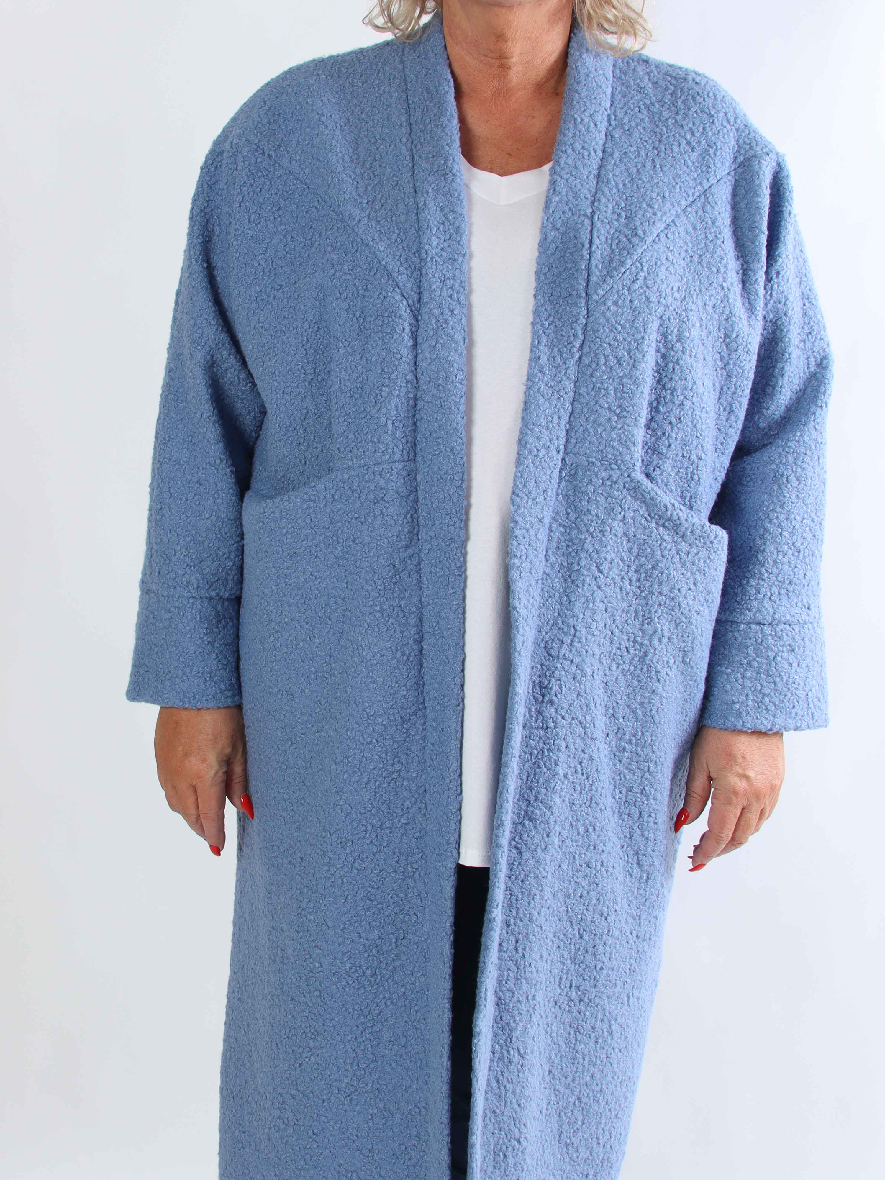 Annah Teddy - Plus size frakke i blødt teddy-stof med tydelige syninger og store lommer