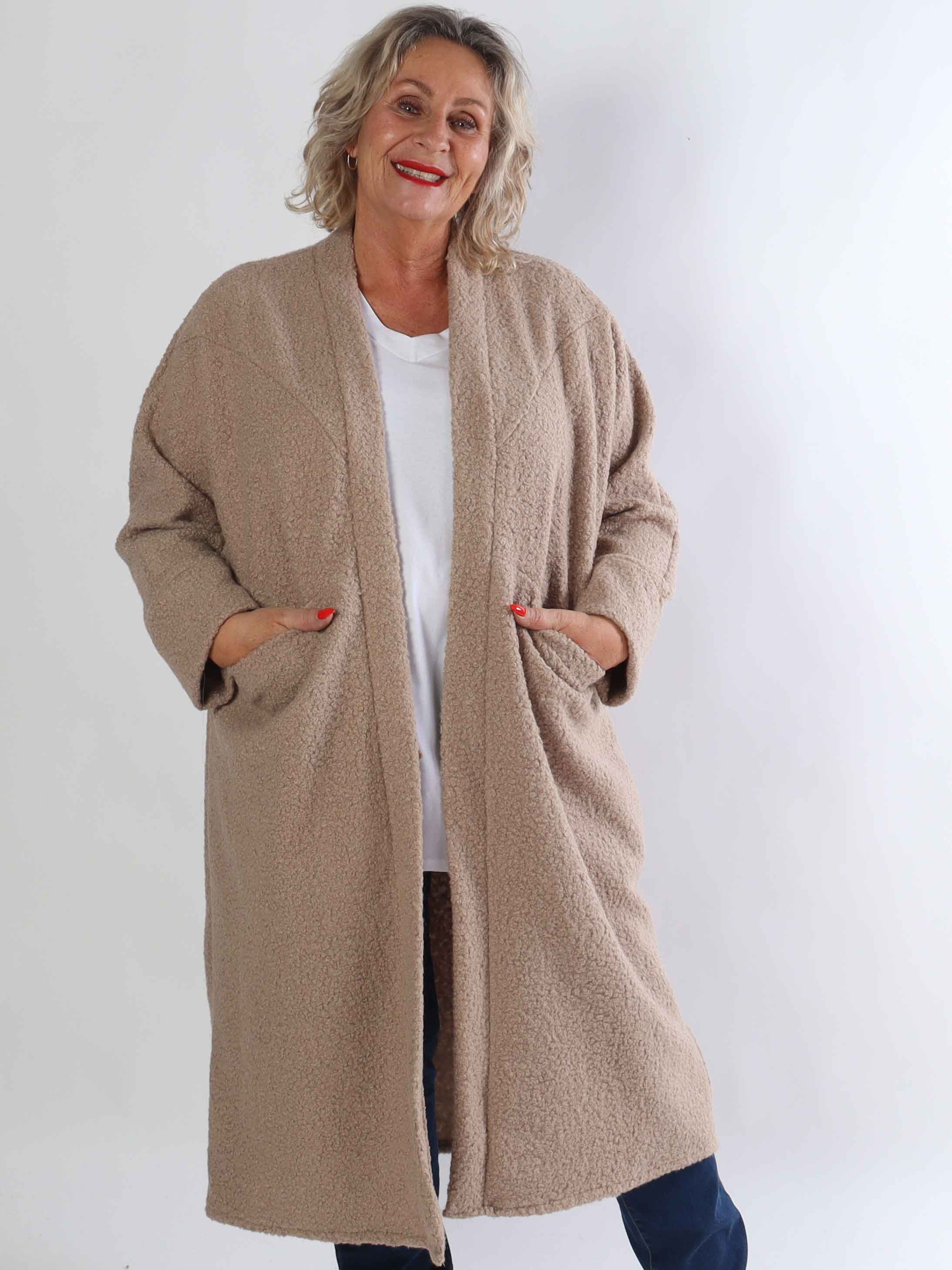 Annah Teddy - Plus size frakke i blødt teddy-stof med tydelige syninger og store lommer