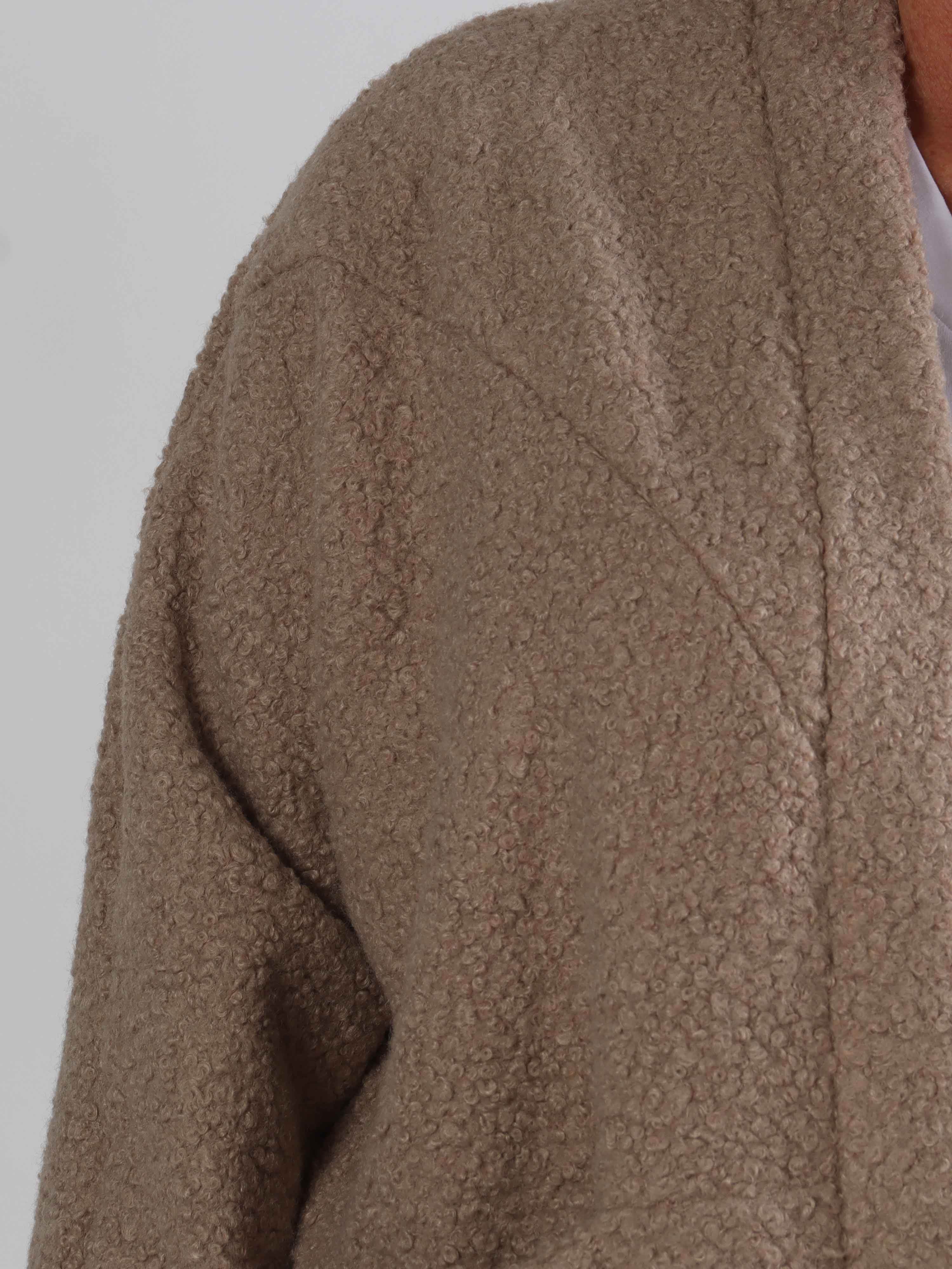 Annah Teddy - Plus size frakke i blødt teddy-stof med tydelige syninger og store lommer